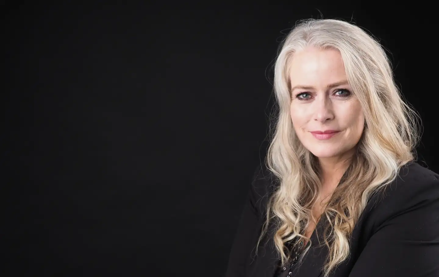 Serien om de politiske beslutninger, der ligger bag Forsvarets tilstand, er en af ugens anbefalelsesværdige lytteoplevelser fra Berlingske, skriver Anne Sofie Allarp.