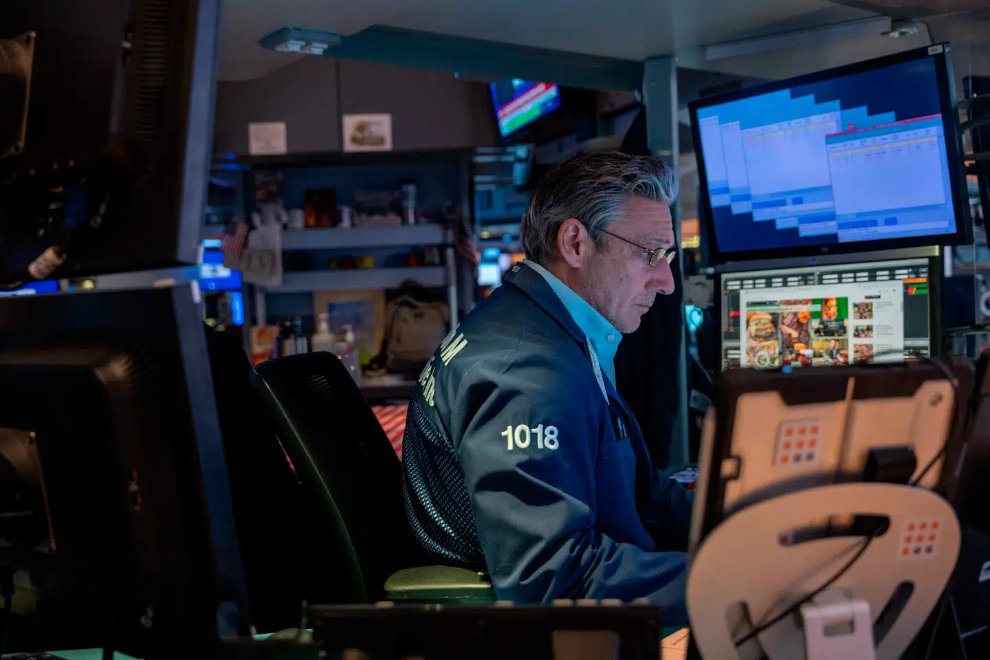 Mandag blev endnu en hård dag for de amerikanske børser, der på ny mistede store værdier. Her et blik fra børsen i New York mandag aften dansk tid.