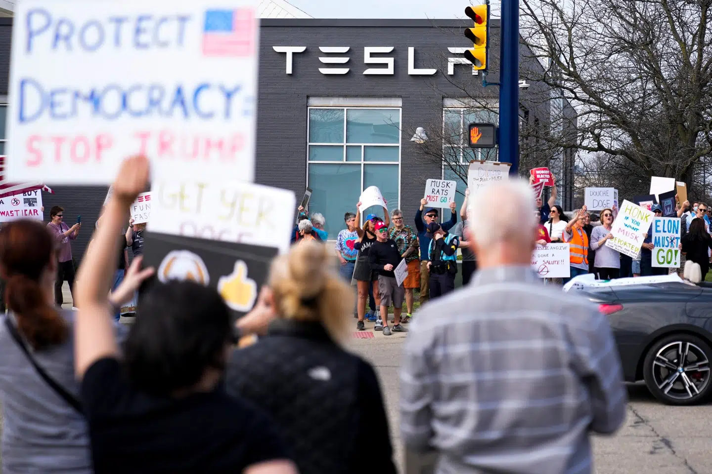 Den kontroversielle mangemilliardær Elon Musks tætte parløb med Donald Trump har udløst store protester i USA mod Musk og Tesla, og i Europa er Tesla-salget faldet voldsomt som følge af en forbrugerboykot. Her protesteres der uden for en Tesla-forhandler i Ohio i USA.