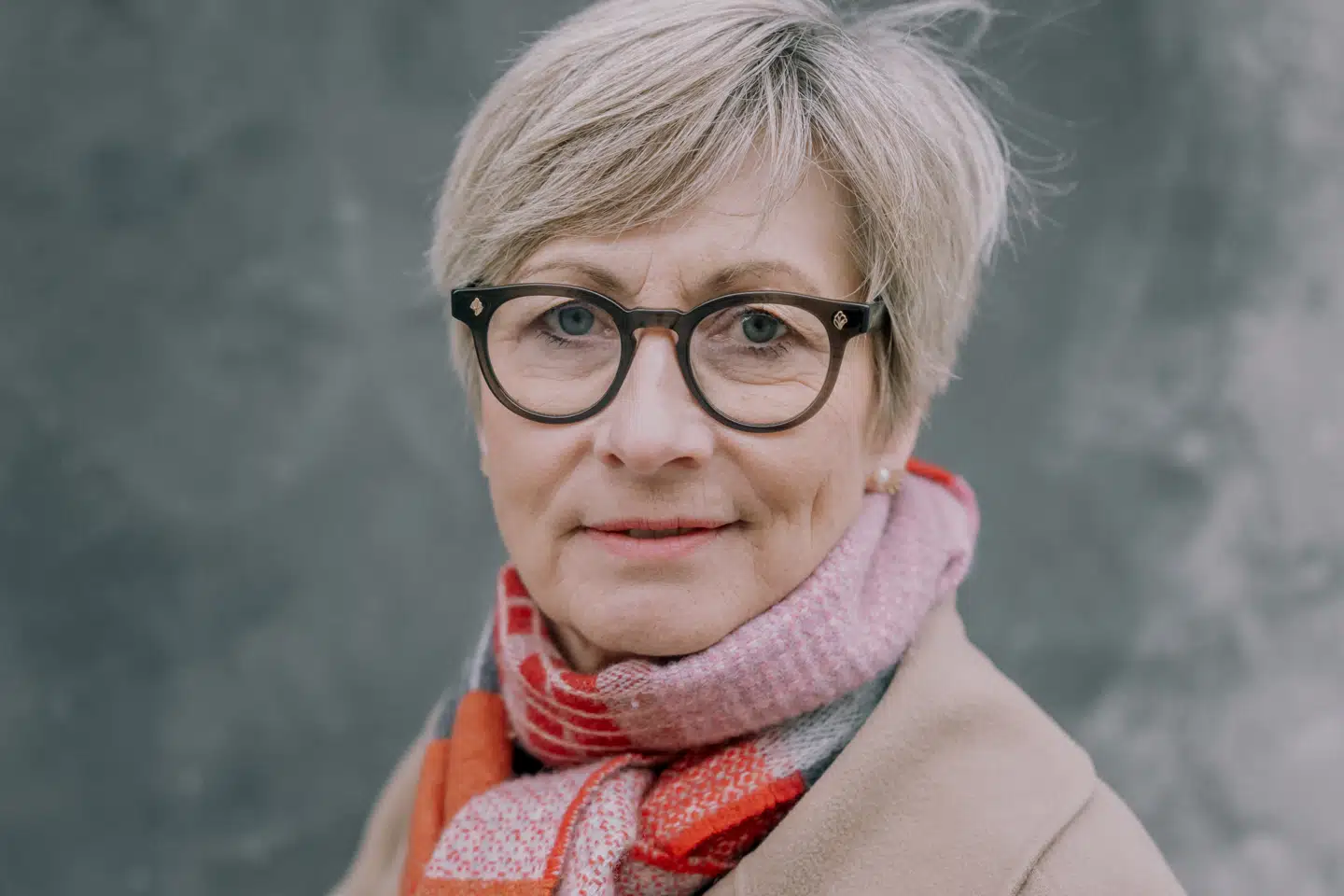 »De Konservative selv har erkendt nødvendigheden af en skattestigning – blot i en mindre skala. Det svarer til at komme for sent til festen og brokke sig over menuen,« skriver Lone Loklindt.