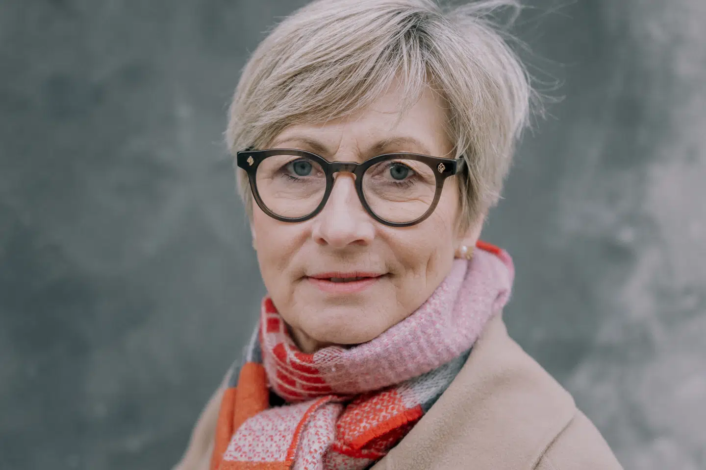 »De Konservative selv har erkendt nødvendigheden af en skattestigning – blot i en mindre skala. Det svarer til at komme for sent til festen og brokke sig over menuen,« skriver Lone Loklindt.