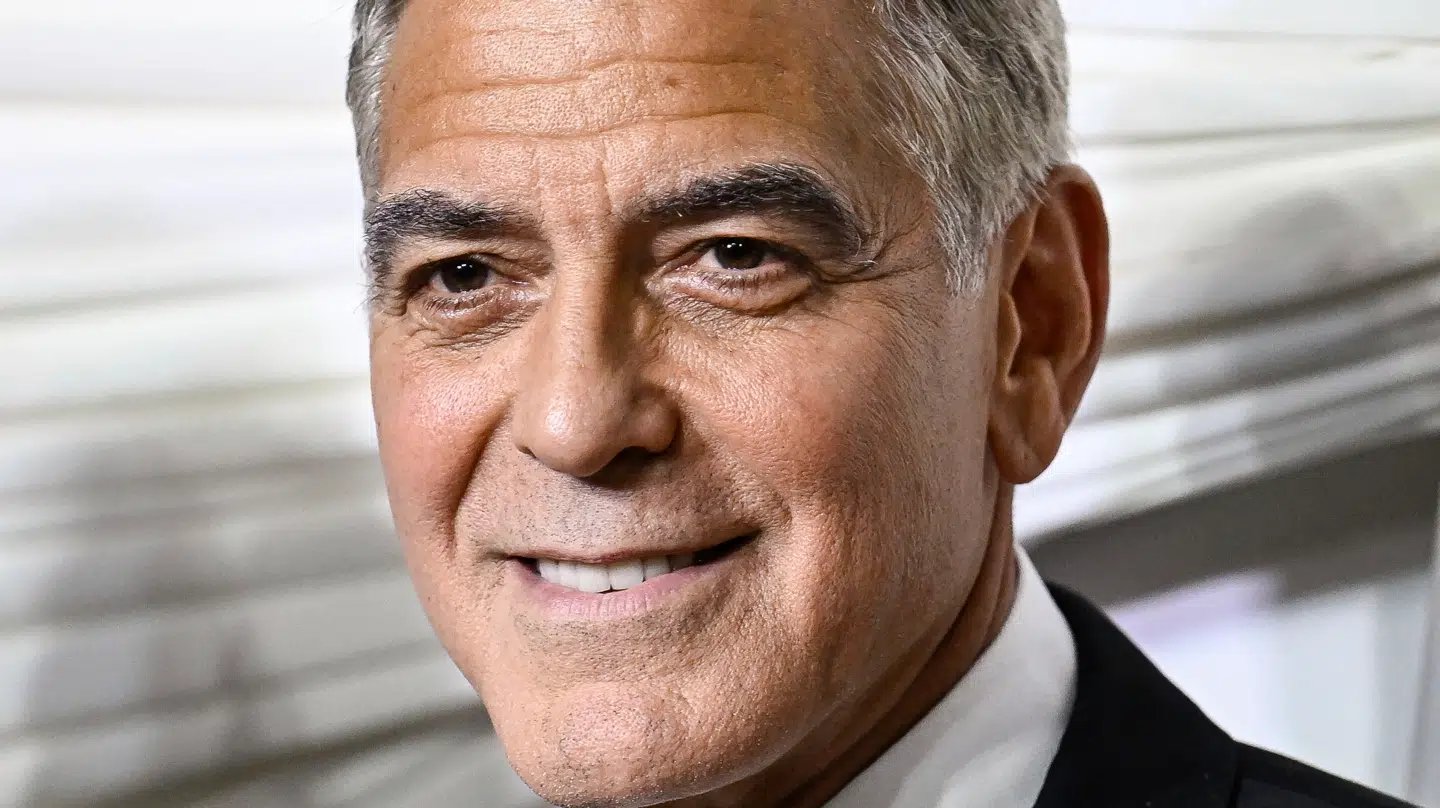 George Clooney deler noget af en detalje.