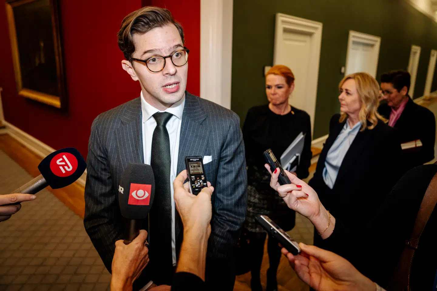 ARKIV. Alex Vanopslagh (LA), Inger Støjberg (DD), Pia Olsen Dyhr (SF) og Mona Juul (KF) efter møde i Statsministeriet i København onsdag den 19. februar 2025. Både statsministeren, udenrigsministeren og forsvarsministeren deltager i mødet.