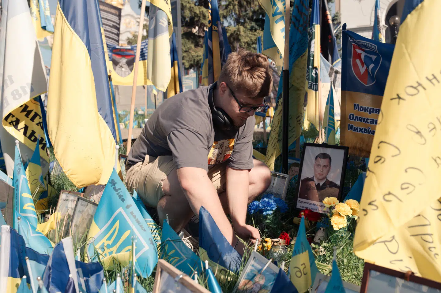 Krigens tegn er alle steder i Kyiv, når først man ser efter. På Majdan Nezalezjnosti – eller uafhængighedspladsen, som den kendes under – er der blevet tændt lys for de faldne soldater under påsken.