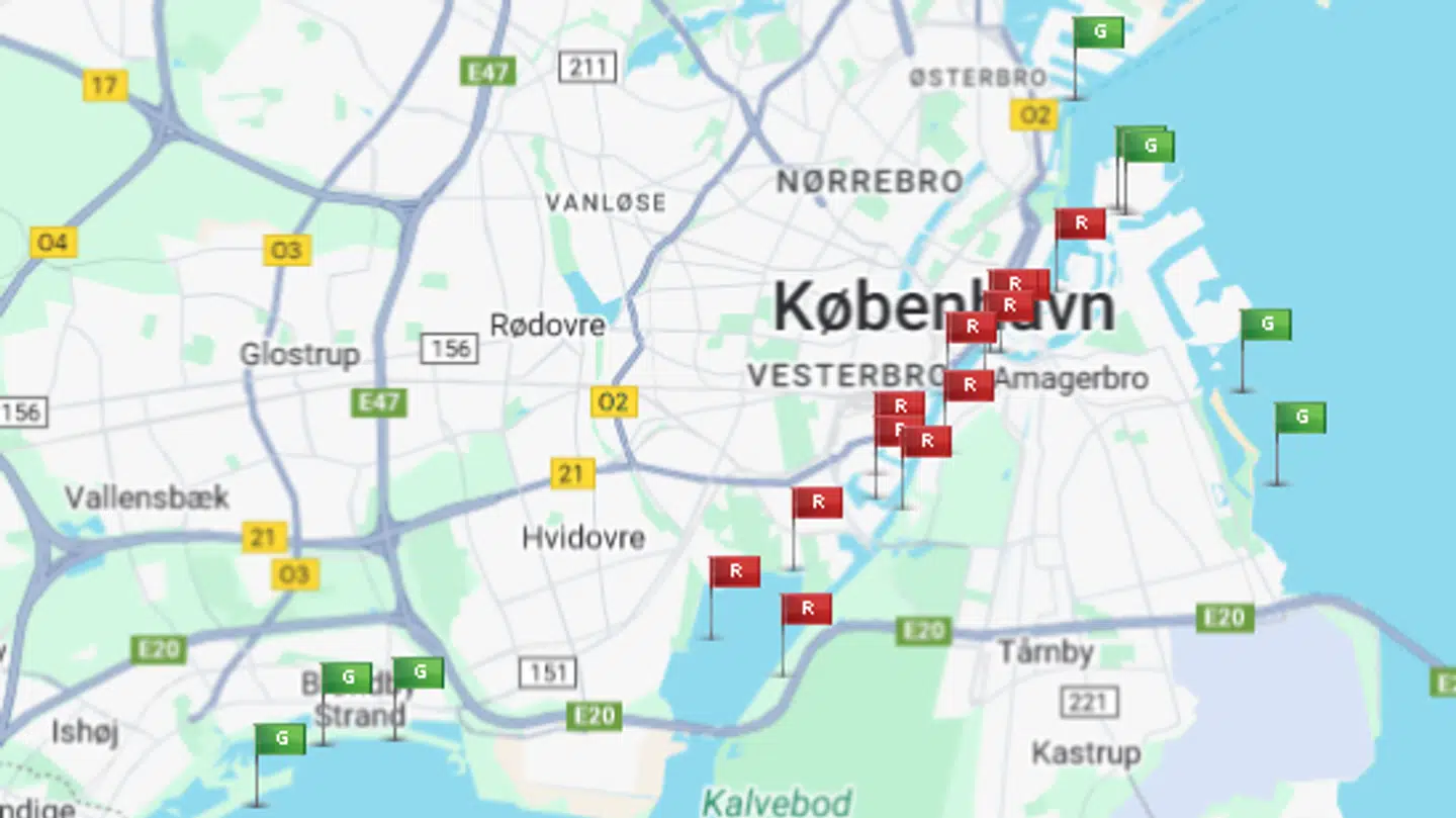 De røde flag vajer over nærmest hele Københavns Havn.