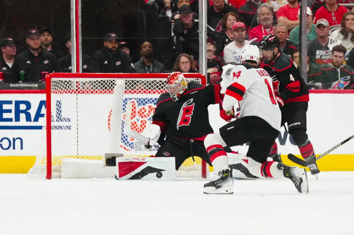 Carolina Hurricanes' danske målmand, Frederik Andersen, havde 25 redninger mod New Jersey Devils. Her blokerer han et forsøg fra Nathan Bastian.