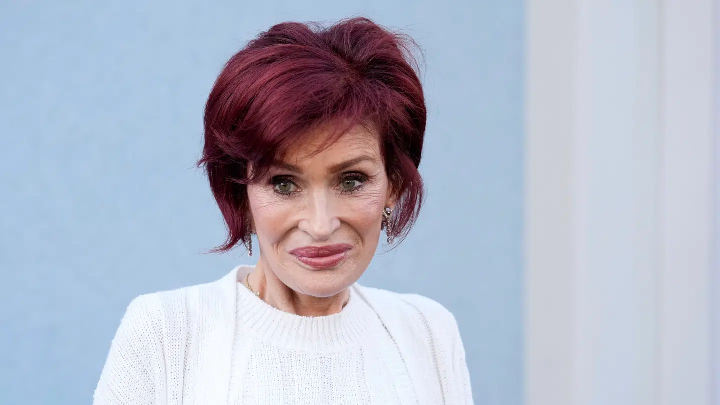Ifølge en kosmetisk dermatolog døjer Sharon Osbourne med Ozempic-bivirkningen 'Ozempic-mund'.