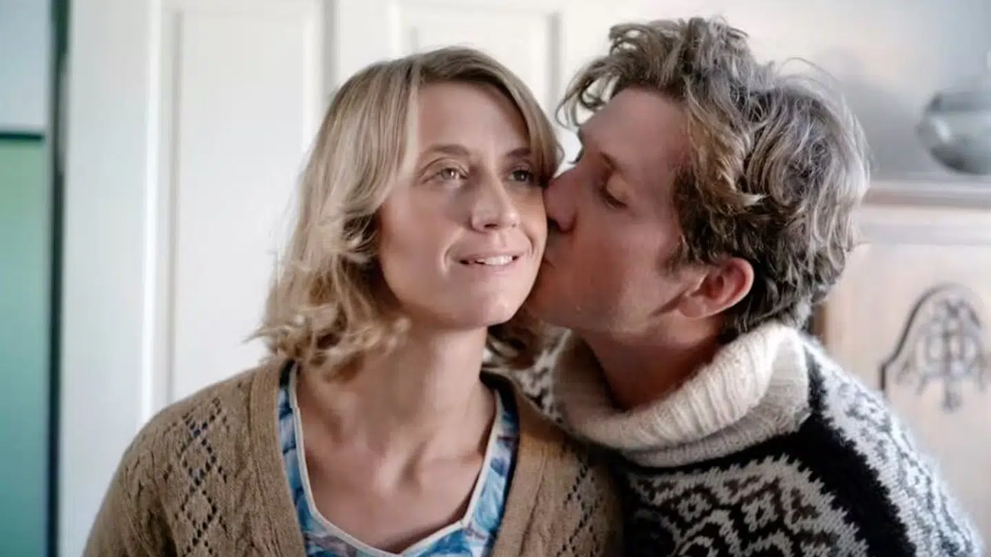 Sara Hjort Ditlevsen og Sebastian Jessen har hovedrollerne i 'Giften i sandet'.