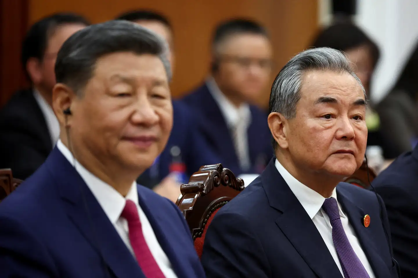 Kinas præsident, Xi Jinping (til venstre), og udenrigsminister Wang Yi (til højre) arbejder ihærdigt på at skabe en international front, som kan slå igen mod USAs straftold.