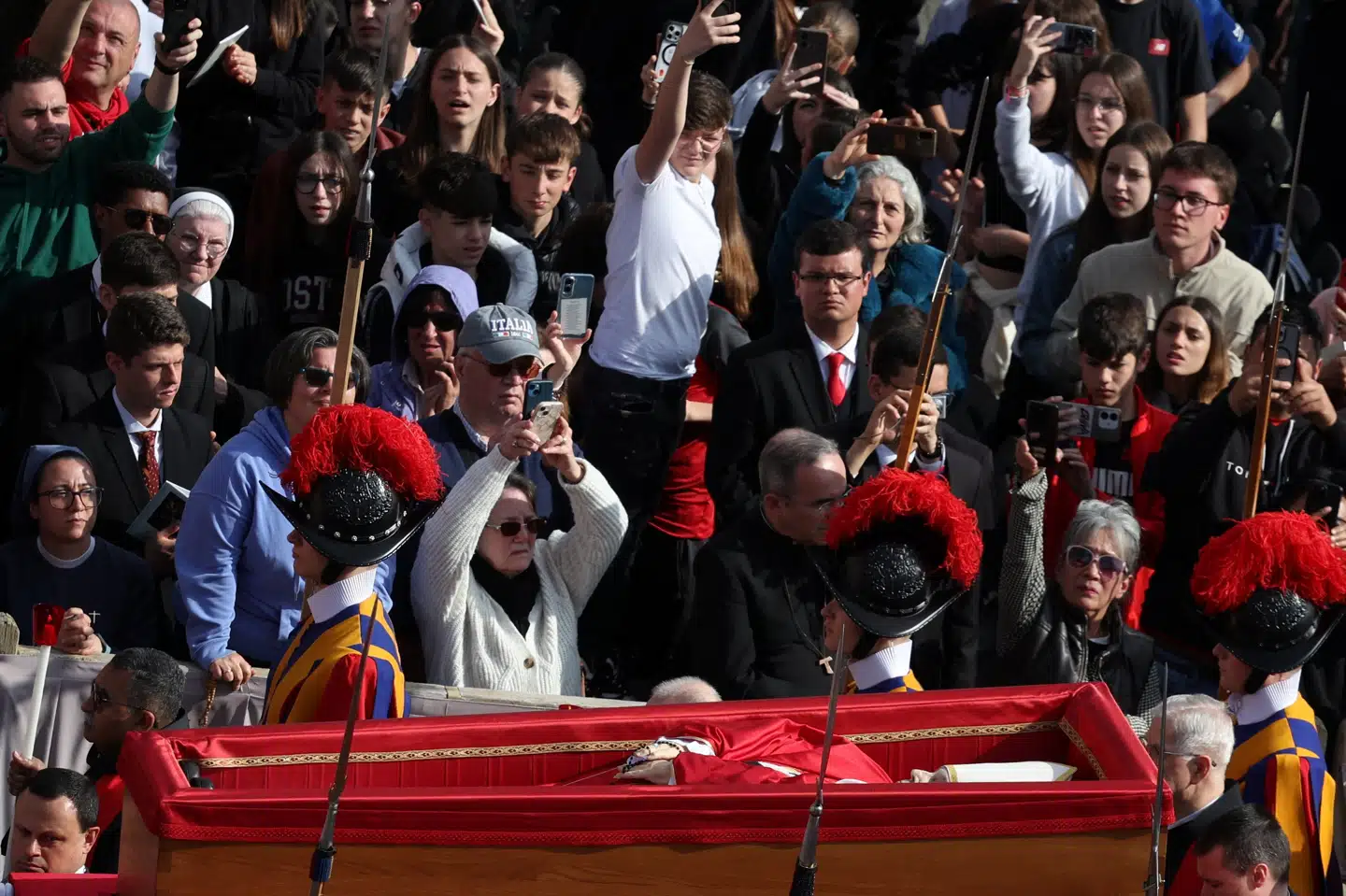 Titusindvis af mennesker var mødt op på Peterspladsen, da liget af pave Frans blev båret mod Peterskirken.