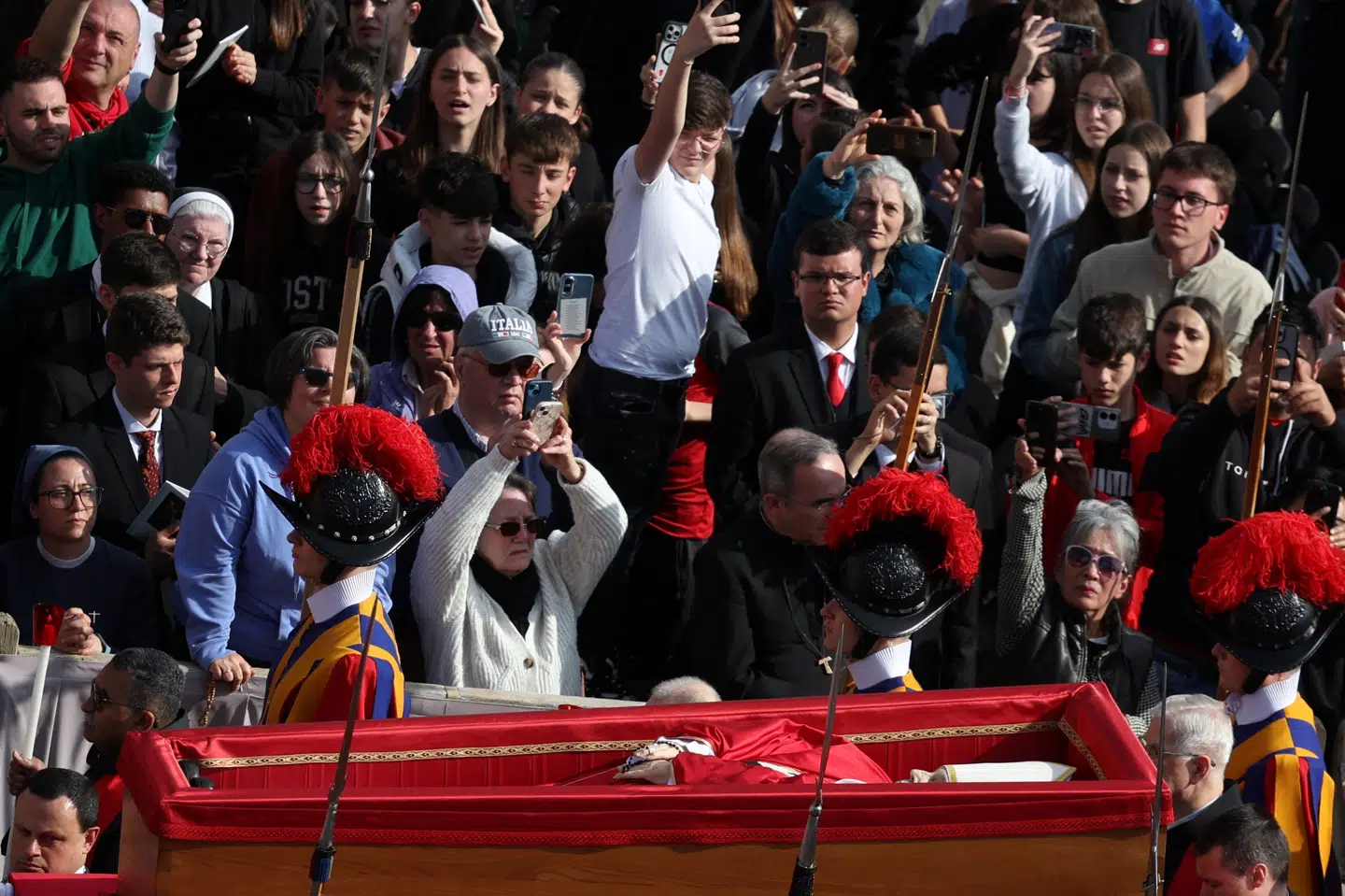 Titusindvis af mennesker var mødt op på Peterspladsen, da liget af pave Frans blev båret mod Peterskirken.