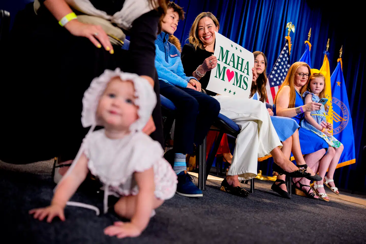 Sundhedsminister Robert F. Kennedy Jr. og den nyudpegede direktør for USAs fødevare- og lægemiddelstyrelse, Marty Makary, slog tirsdag fast, at »petrokemiske« farvestoffer skader børns sundhed. De ønsker ingen chancer at tage i en situation, hvor »vi har en ny epidemi af børn med diabetes, fedme, depression og adhd«. Kennedy Jr. fik opbakning af et ny amerikansk fænomen, »MAHA-moms«, som er den del af Make America Healthy Again-bevægelsen.