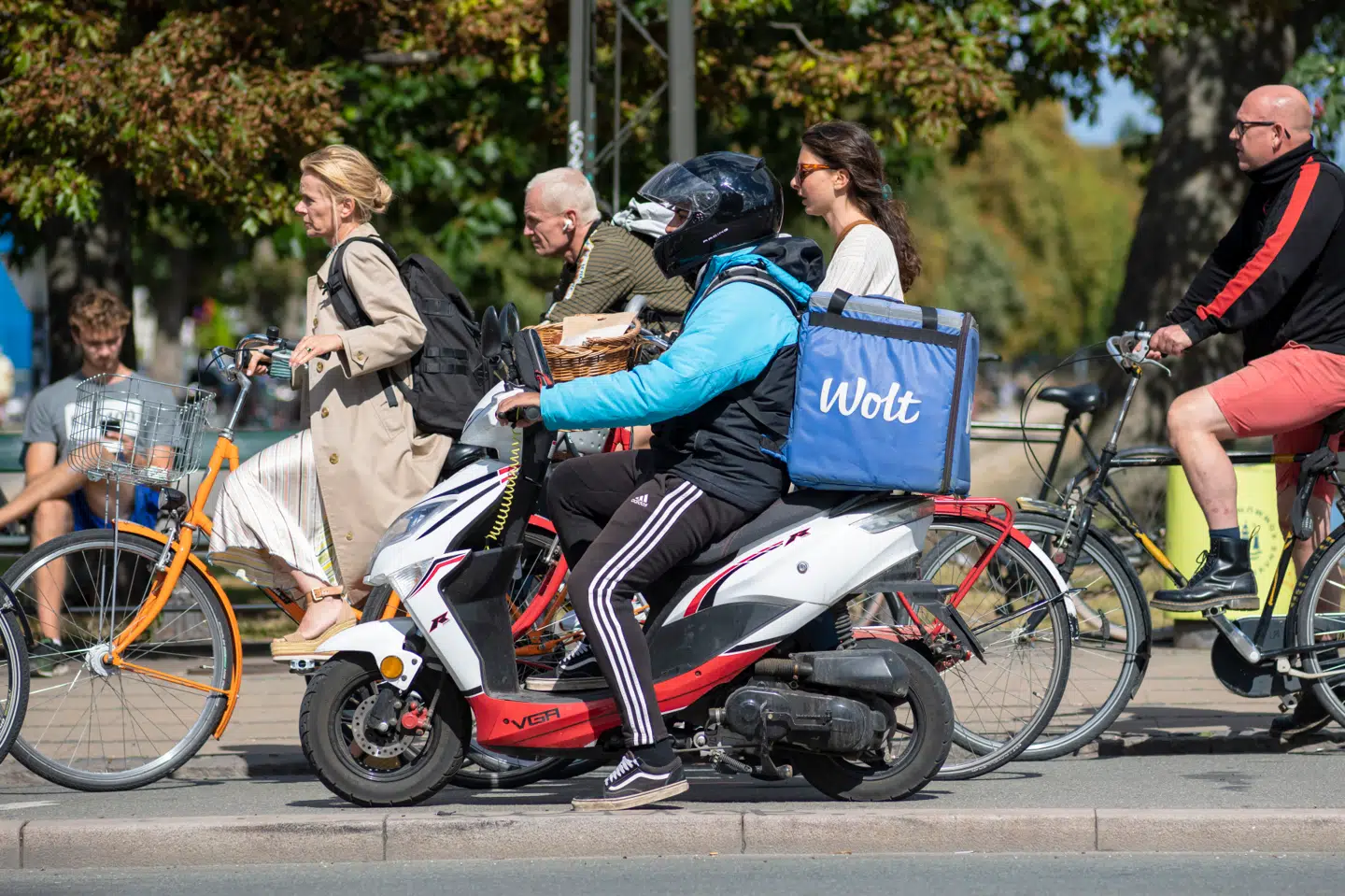 Det er allerede forbudt for knallerter at køre langs Søerne ved Indre Bys cykelsti. Her er der cyklister og en knallert ved Dronning Louises Bro, hvor knallerterne godt må køre.
