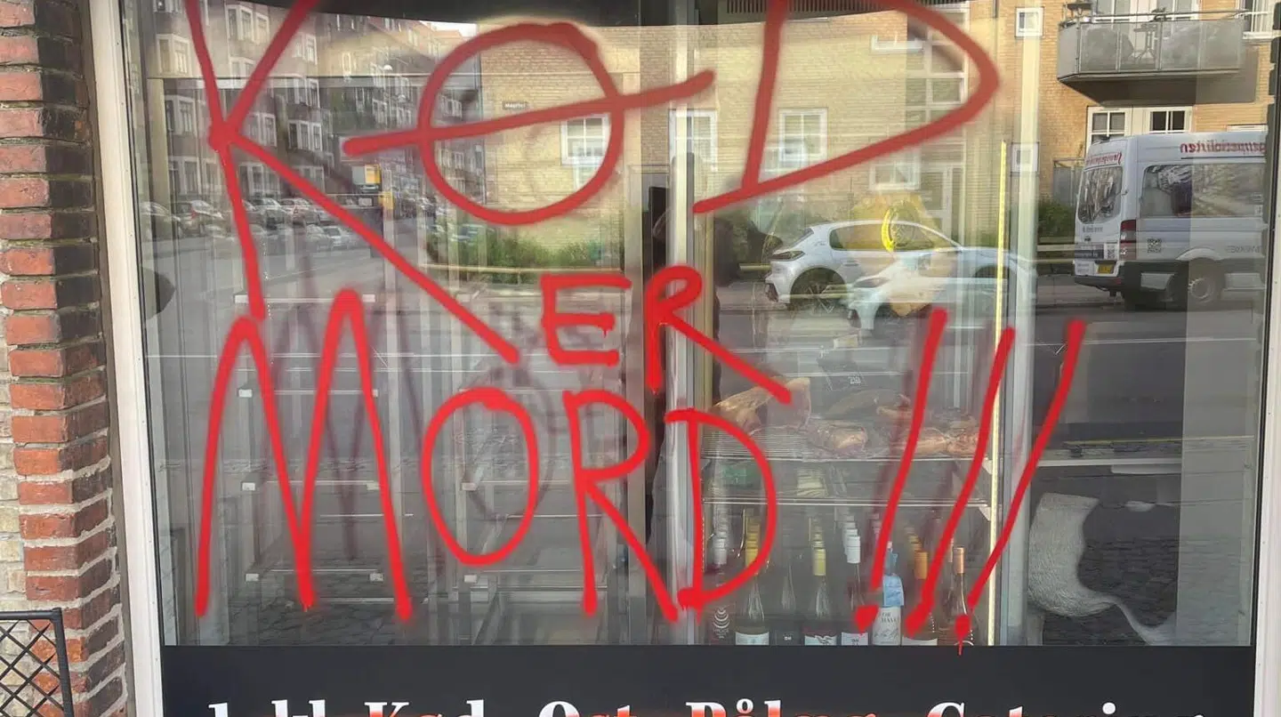 Her ses noget af den graffiti, som slagterbutikken tidligere har været udsat for.