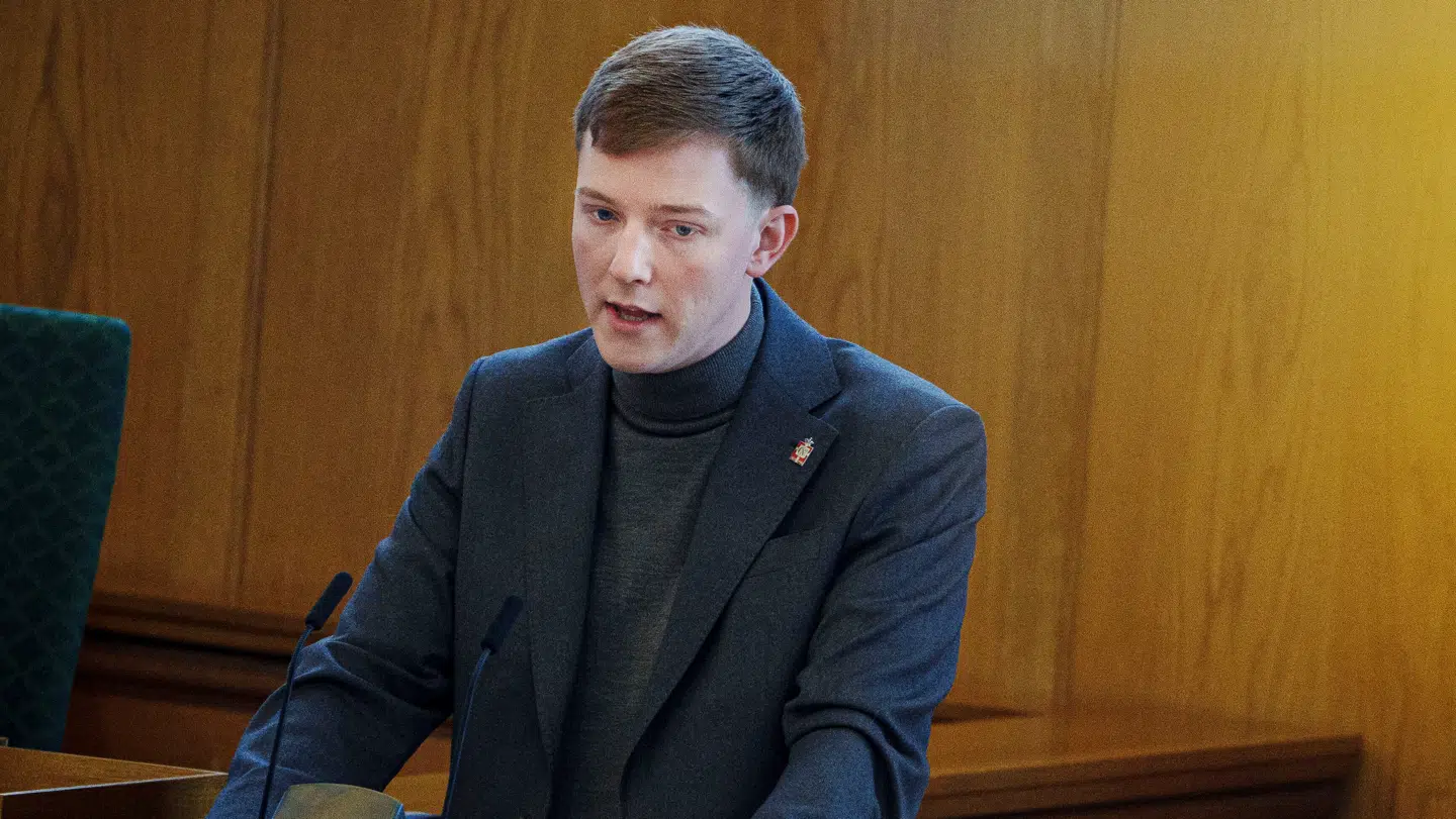 Dansk Folkepartis udlændinge- og integrationsordfører Mikkel Bjørn kritiserer S og V for ikke at sætte handling bag ordene.