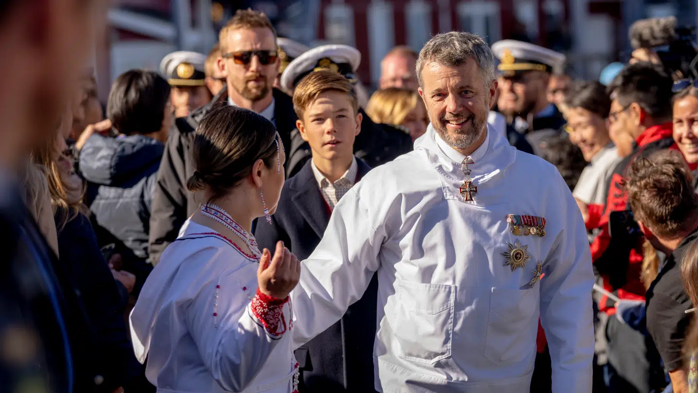 Kong Frederik og Avaaraq Olsen, borgmester i Sermersooq Kommune, i Nuuk i juli 2024.