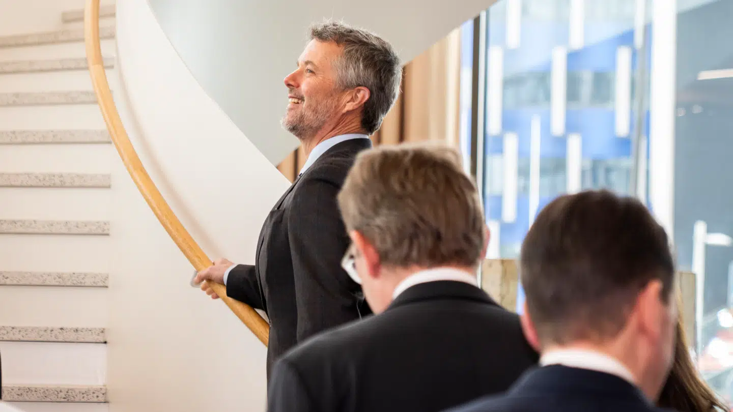 Efter Jens-Frederik Nielsens besøg i Danmark vil Kongen drage med ham tilbage til Grønland.