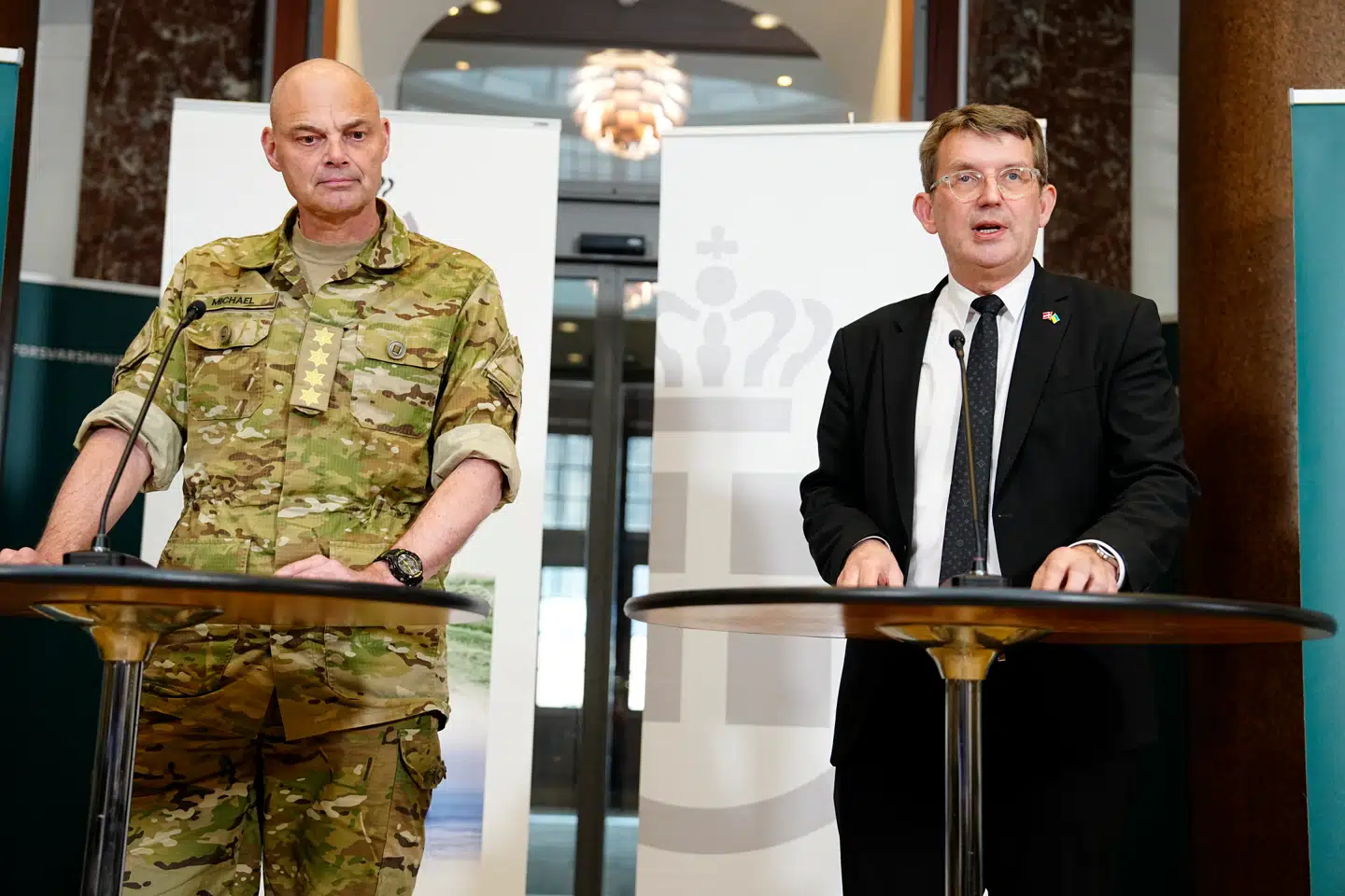 Forsvarsminister Troels Lund Poulsen og forsvarschef Michael Hyldgaard til dagens pressemøde.