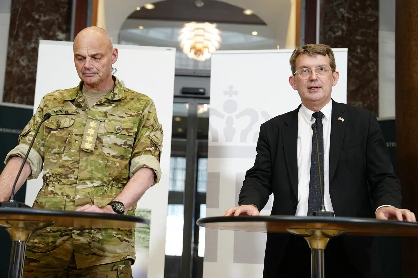 Forsvarsminister Troels Lund Poulsen og fungerende forsvarschef Michael Hyldgaard melder, at der kommer 5000 flere ansatte i Forsvaret.
