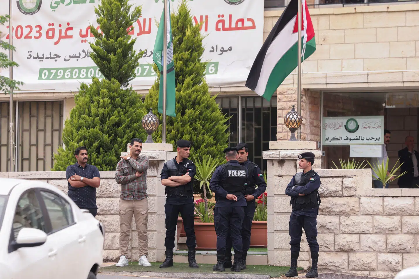 Broderskabet opererer ikke under eget navn som politisk parti i Jordan, men under navnet Islamisk Aktionsfront (IAF). Ved et IAF-kontor i hovedstaden Amman står betjente onsdag vagt.