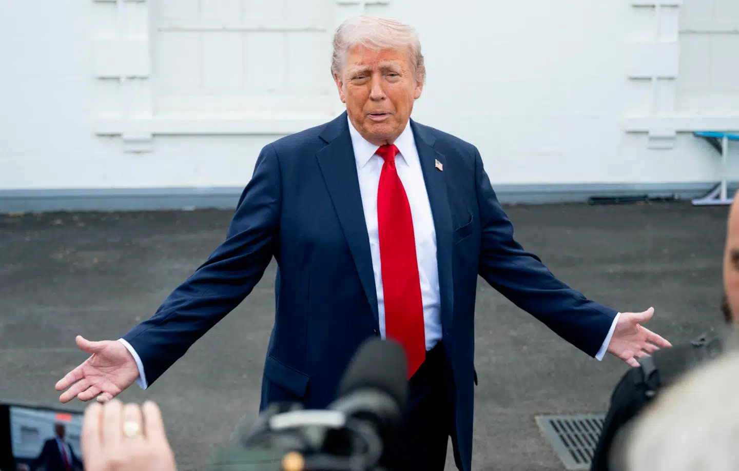 USAs præsident, Donald Trump, formoder, at han har en aftale med både Rusland og Ukraine omkring en afslutning på krigen. Det sagde Trump på et pressemøde i Det Hvide Hus ifølge Reuters.