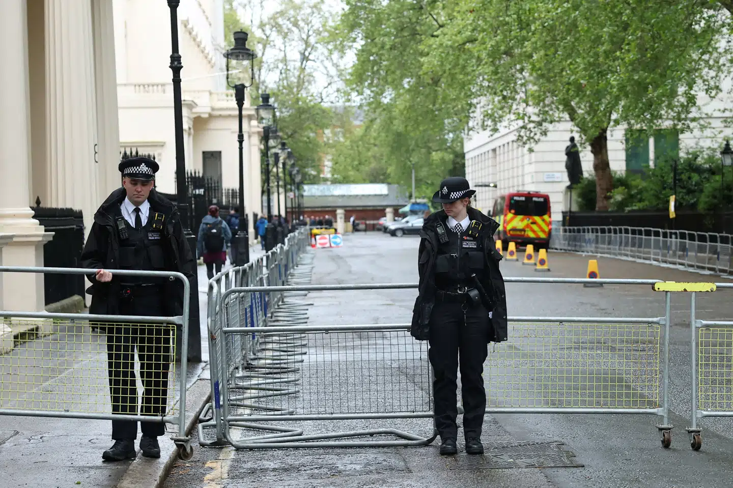 Betjente står vagt tæt på Carlton Gardens, hvor der er Ukraine-forhandlinger.