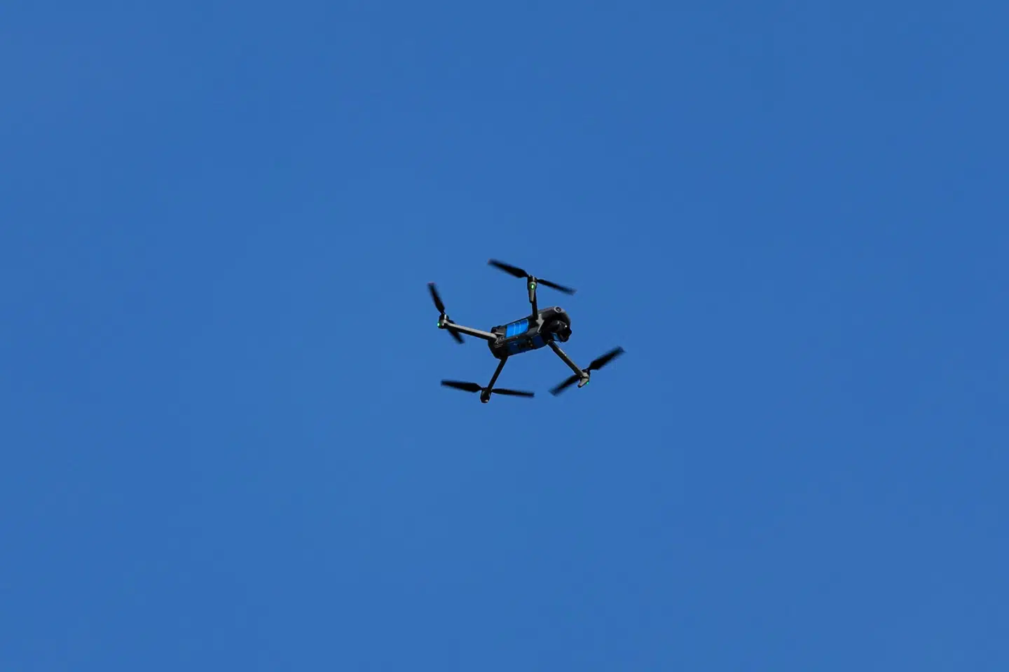 I Danmark er det blandt andet ulovligt at flyve en drone højere end 120 meter og nær militærområder, lufthavne og beskyttede naturområder. (Arkivfoto).