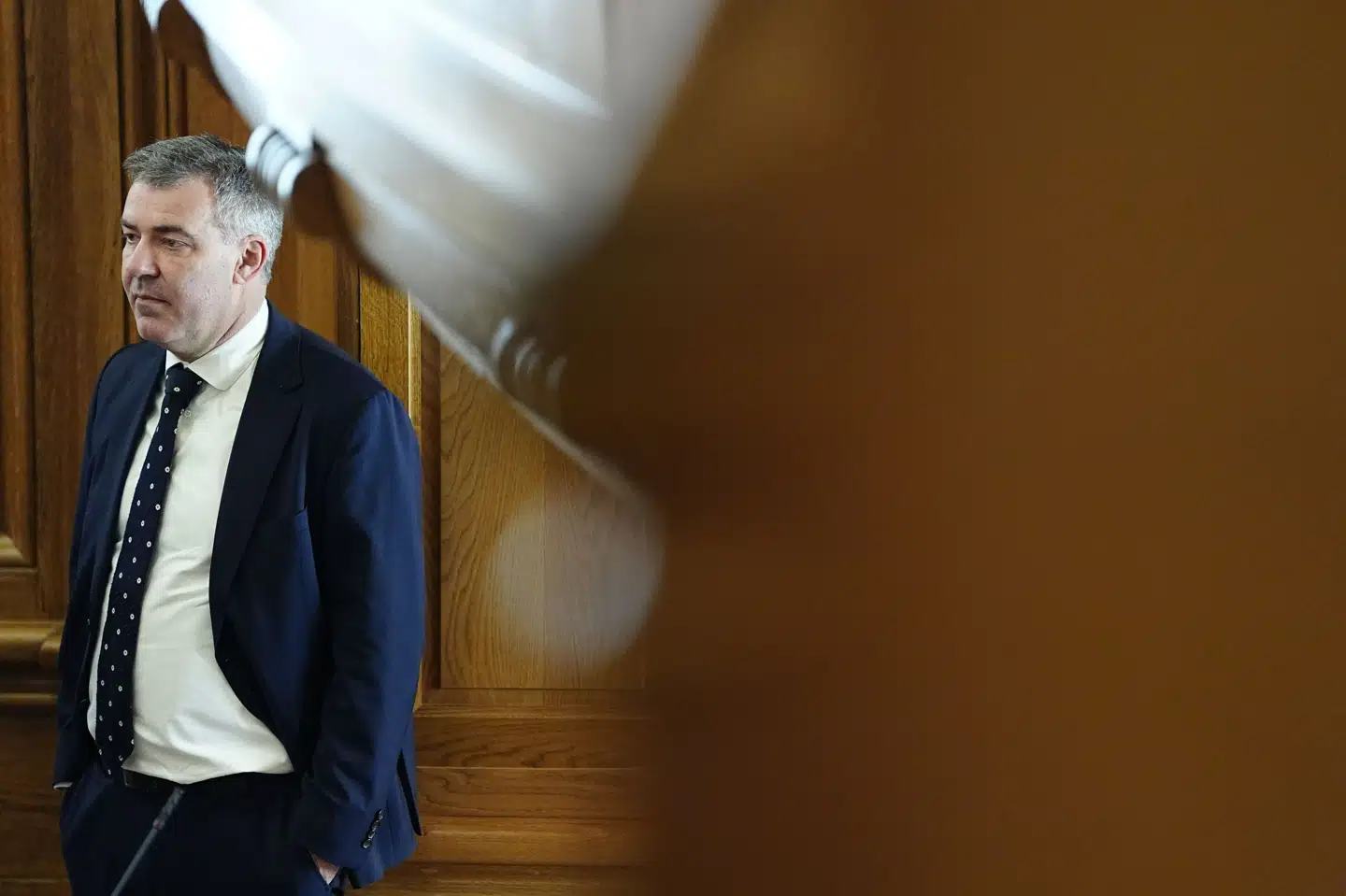 Lars Aagaard kan ånde lettet op og fortsætte som minister, selv om oppositionen har mistet tilliden til ham.