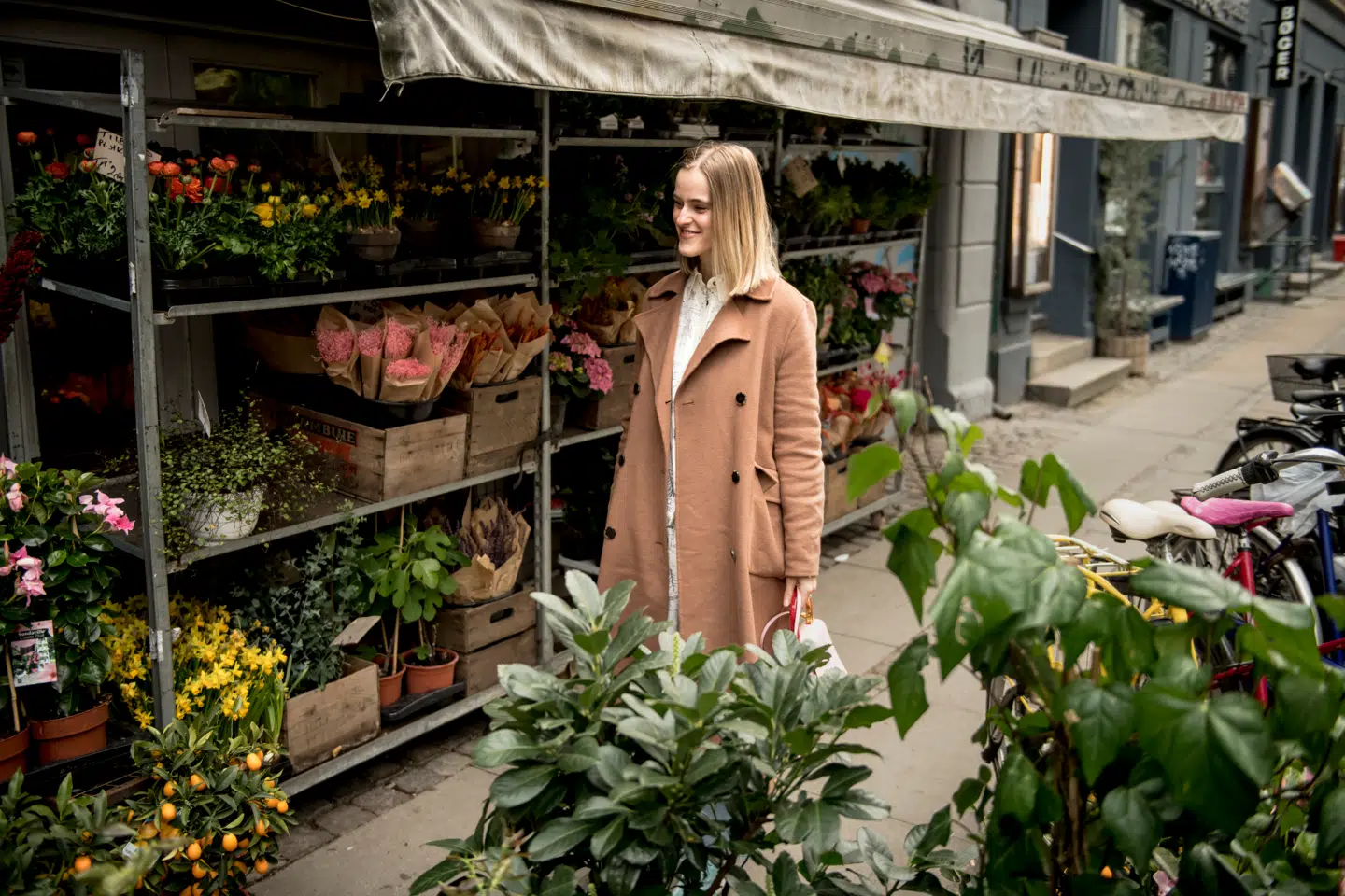 »Et mindre økonomisk råderum vil gøre, at der automatisk ikke er råd til andet end at hjælpe de allersvageste borgere, som rent faktisk har brug for den hjælpende hånd,« skriver Hasna Eggers. På billedes ses Cathrine Wichmand.