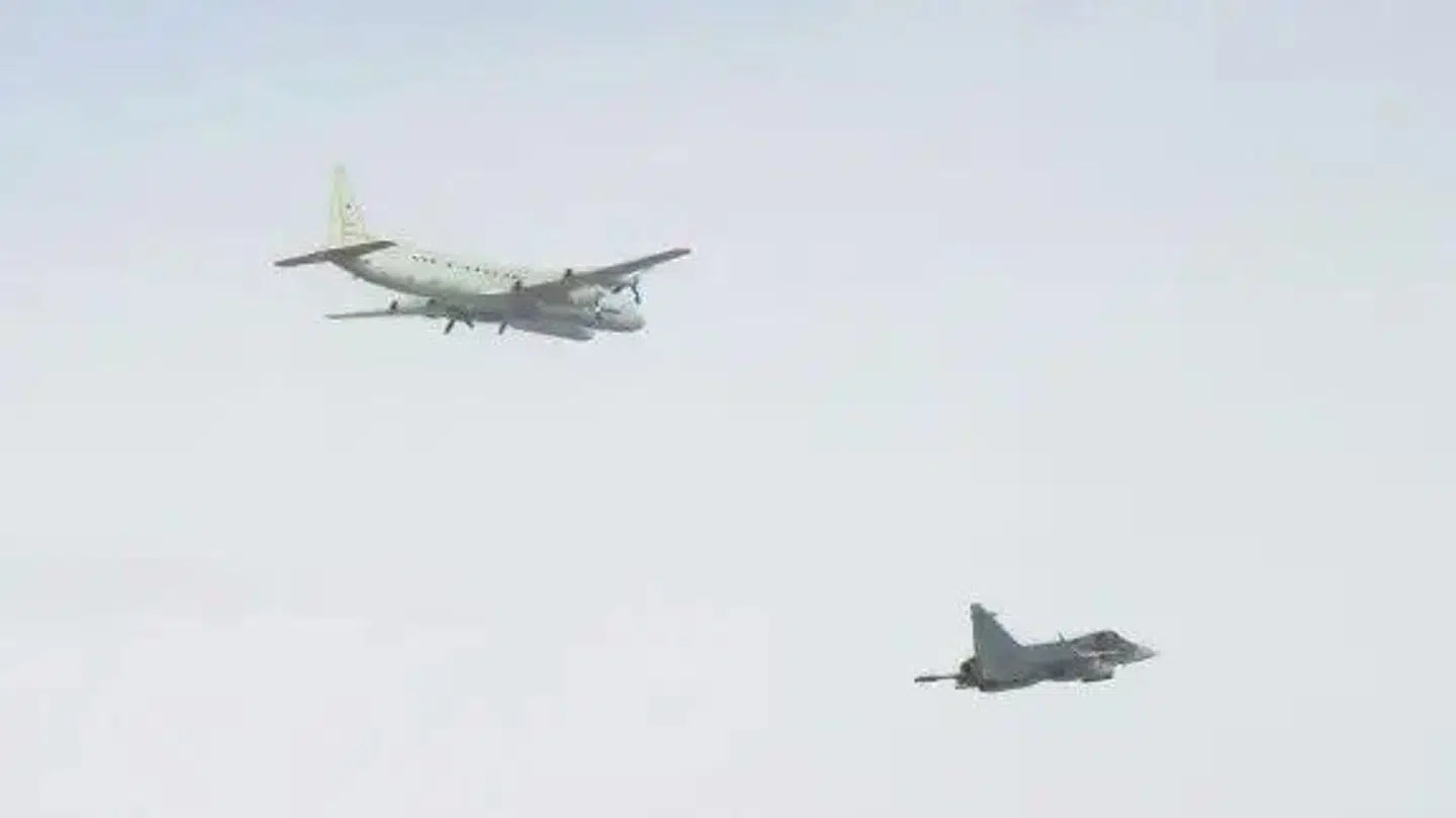 Sveriges luftvåben har delt dette billede af aktionen. Det er det russiske fly øverst.