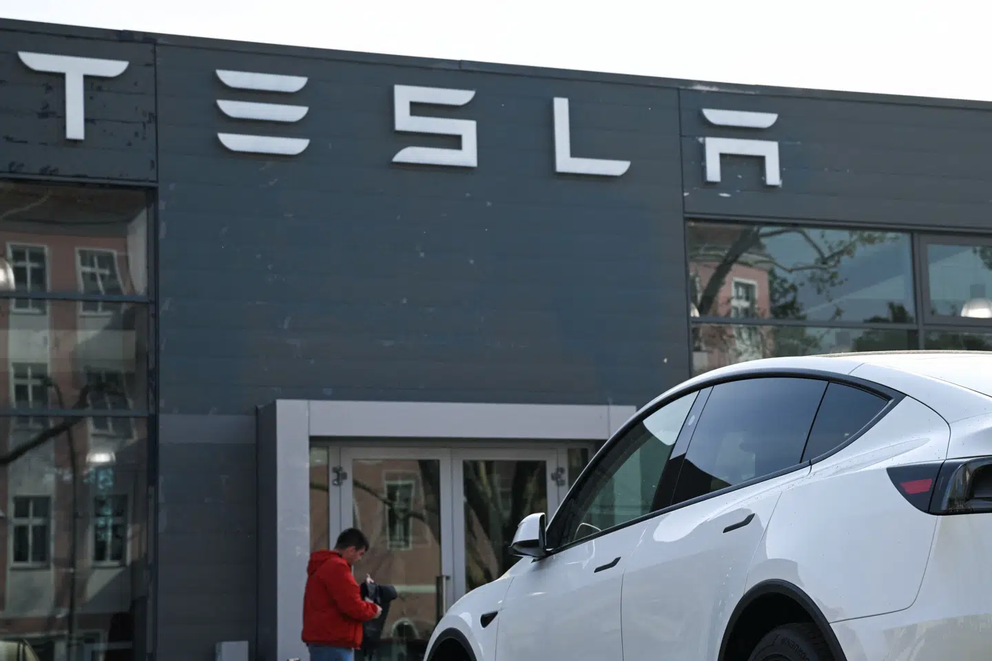 Europæerne har lagt afstand til Tesla og vælger andre bilmærker, når de skal købe ny bil.