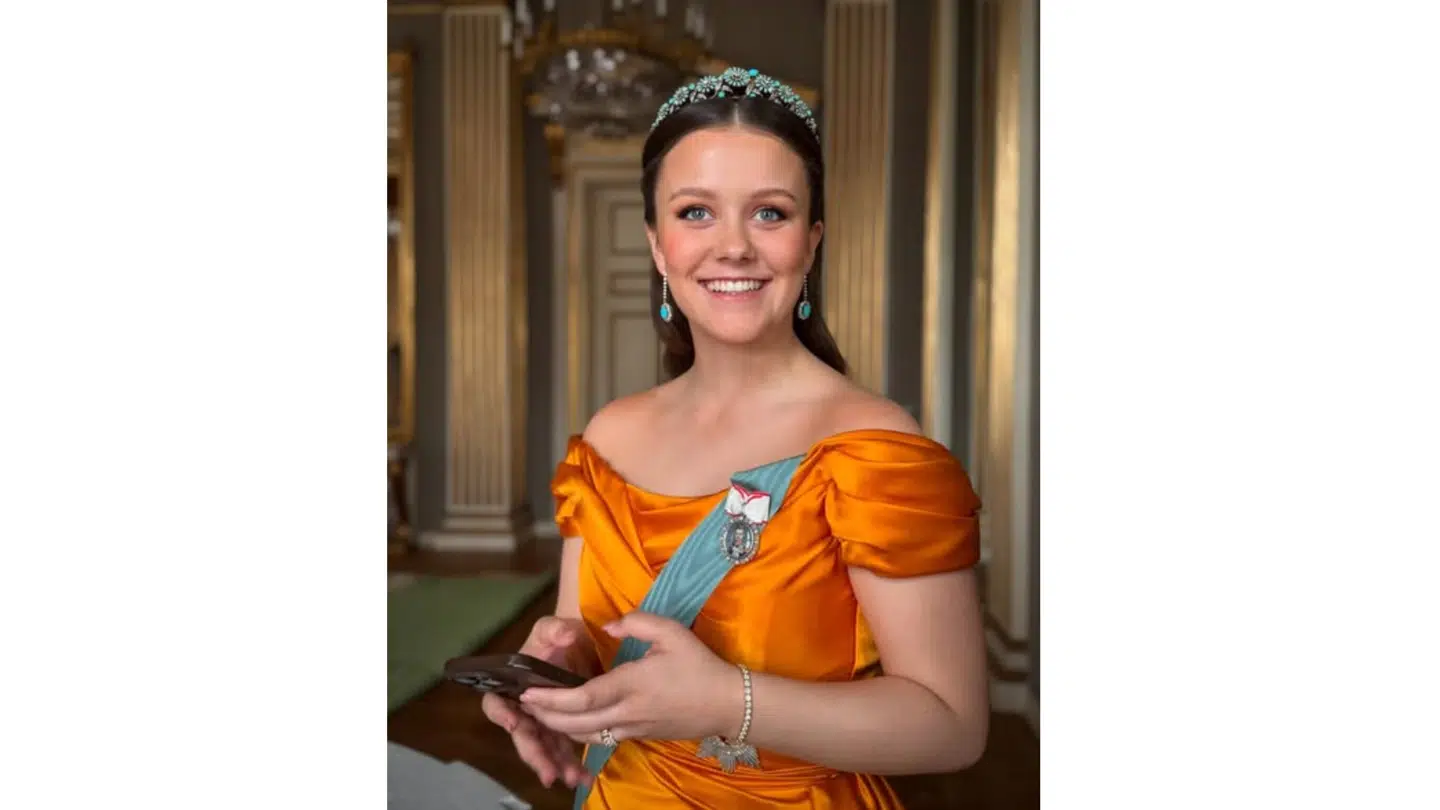 Prinsesse Isabella med sin mobiltelefon.