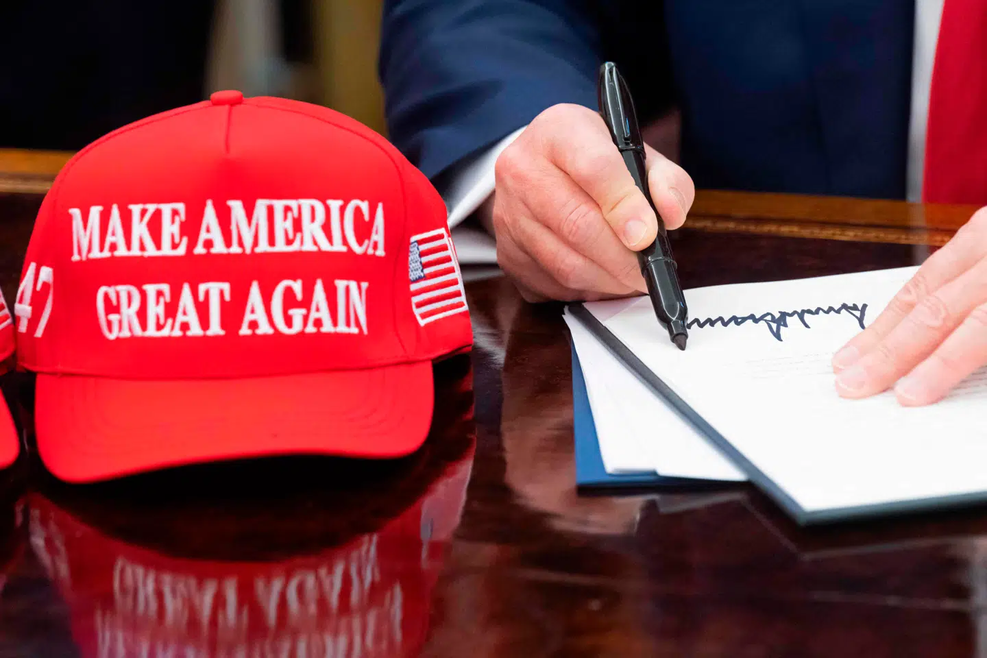 Donald Trump har underskrevet et dekret, der forbyder offentlige udbetalinger til diversitets-, mangfoldigheds- og identitetspolitiske programmer på eksempelvis universiteter.