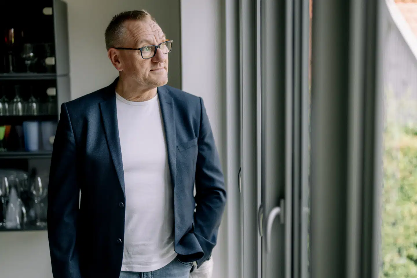 H.C. Christensen er direktør i belysningsvirksomheden Brightr Group, som presses af lange betalingsfrister, der udfordrer likviditeten. Adskillige virksomheder som hans må agere bank for deres kunder. Mens store virksomheder kræver flere måneders kredit, er staten en endnu dårligere betaler. Derfor forsøger Brightr at undgå det offentlige som kunder.