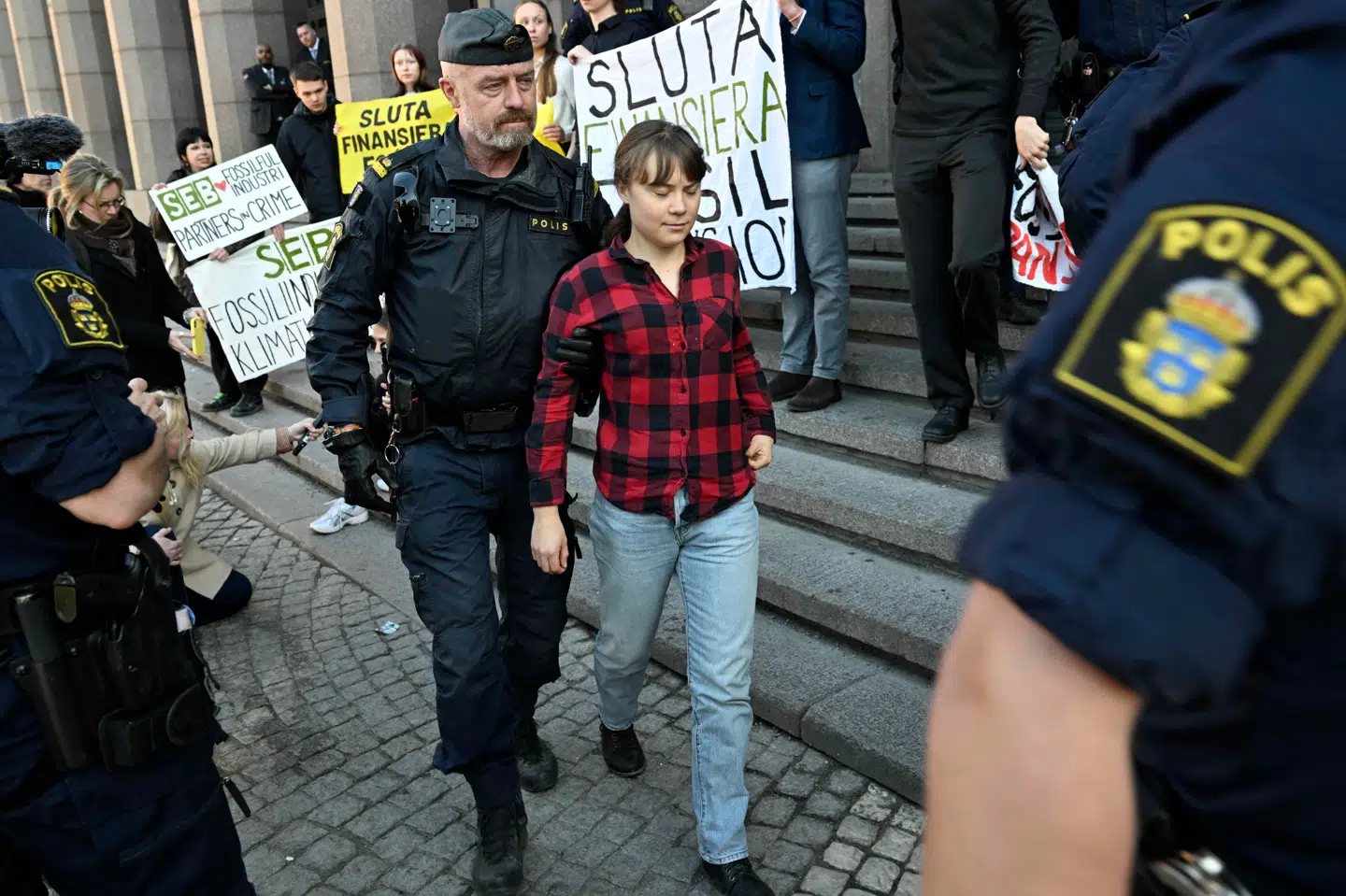 »Panik har ofte en udløbsdato, og mens Greta Thunberg-æraen synes forbi, skal klimasagen på anderledes forstandig vis forankres i os,« skriver Sørine Gotfredsen. Her fjernes Thunberg og meddemonstranter i Stockholm 1. april 2025.