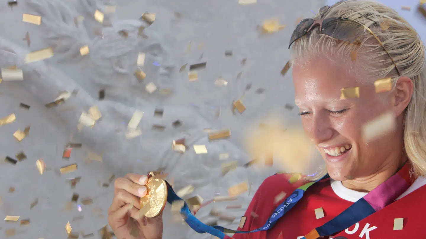 Carolina Kluft med sin OL-guldmedalje fra 2004.
