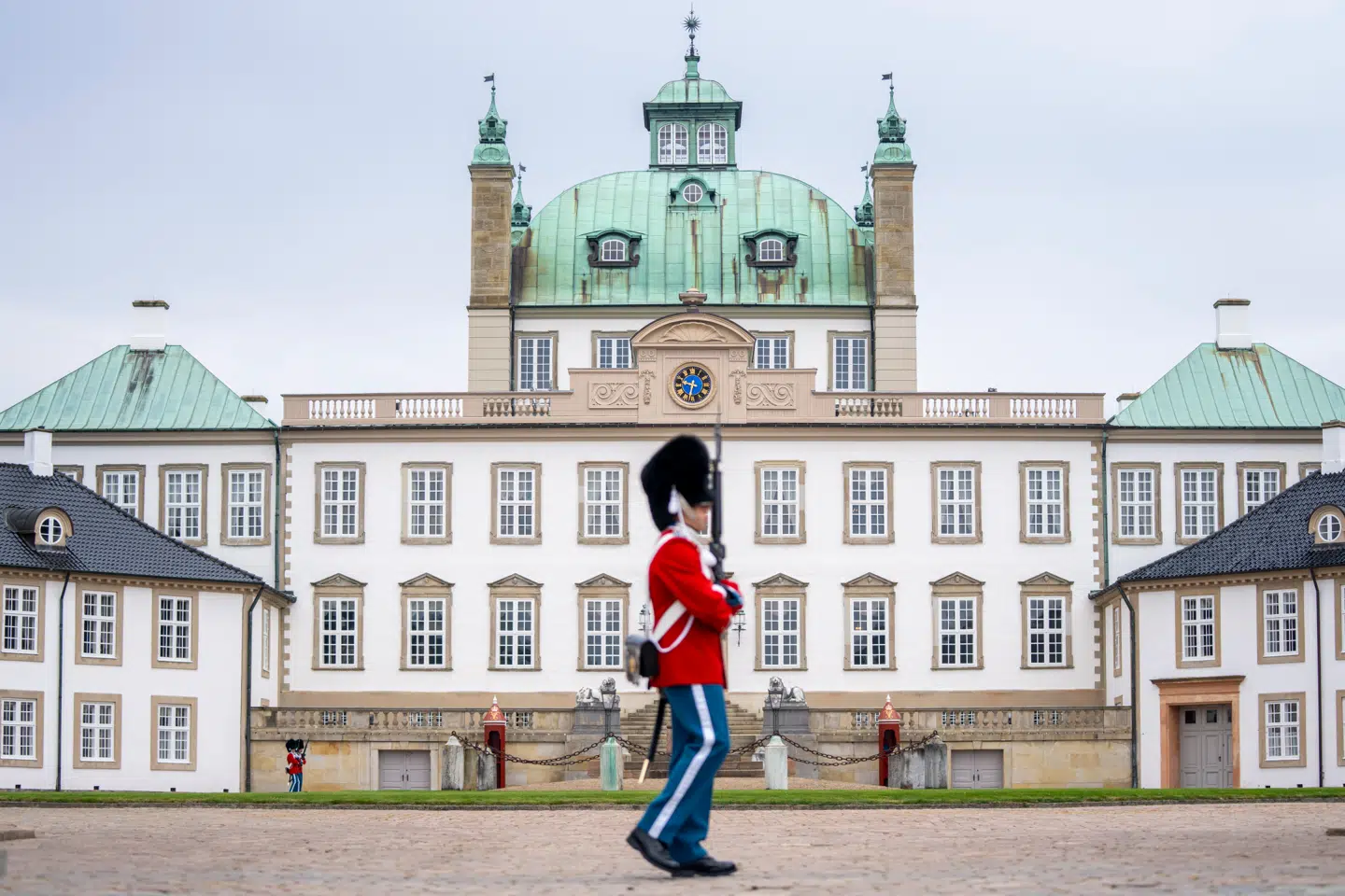 Dronning Margrethe residerer for tiden på Fredensborg Slot i det nordsjællandske. Her spillede Livgarden for nylig op foran de mange besøgende, da dronning Margrethe havde 85 års fødselsdag onsdag 16. april. Fremover vil Den Kongelige Samling stå for rundvisningerne på stedet, som tidligere har generet indtægt til Kongehuset.