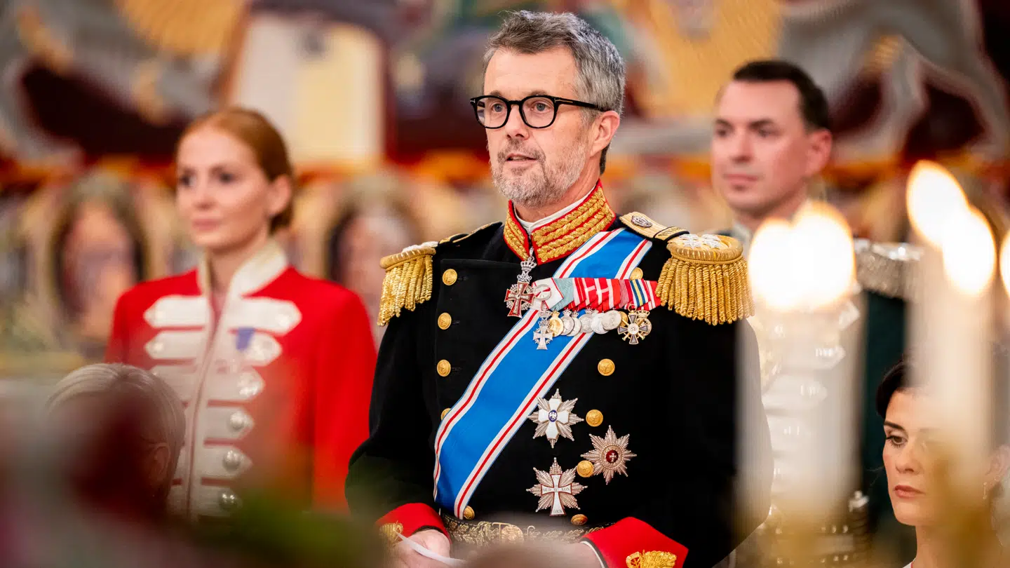 ARKIV. Kong Frederik skal ikke længere være den, der tjener på rundvisningerne på Fredensborg Slot, hvor hans mor residerer.