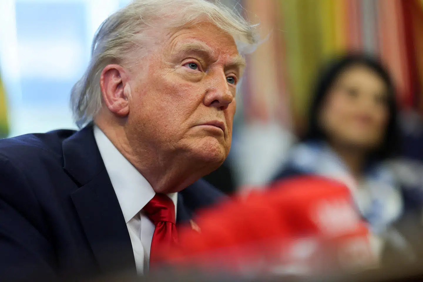 Her ses USA's præsident Trump. USA blev grundlagt 4. juli 1776 med vedtagelsen af Uafhængighedserklæringen. USA's brand og bånd til dets allierede er blevet opbygget igennem 249 år i 2025.