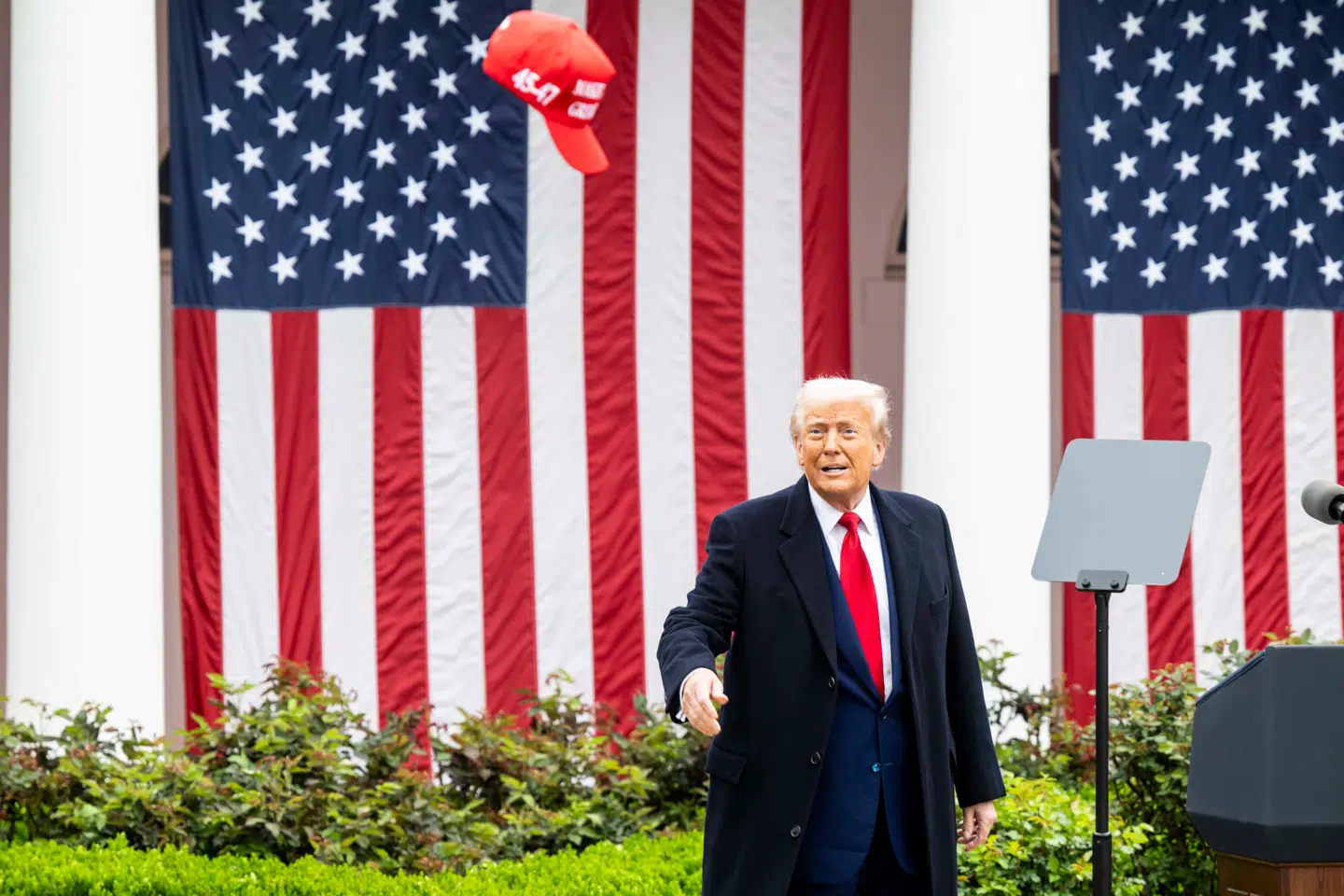 Trump er blevet kendt for sin røde kasket. Nu har den fået et nyt sigende slogan.