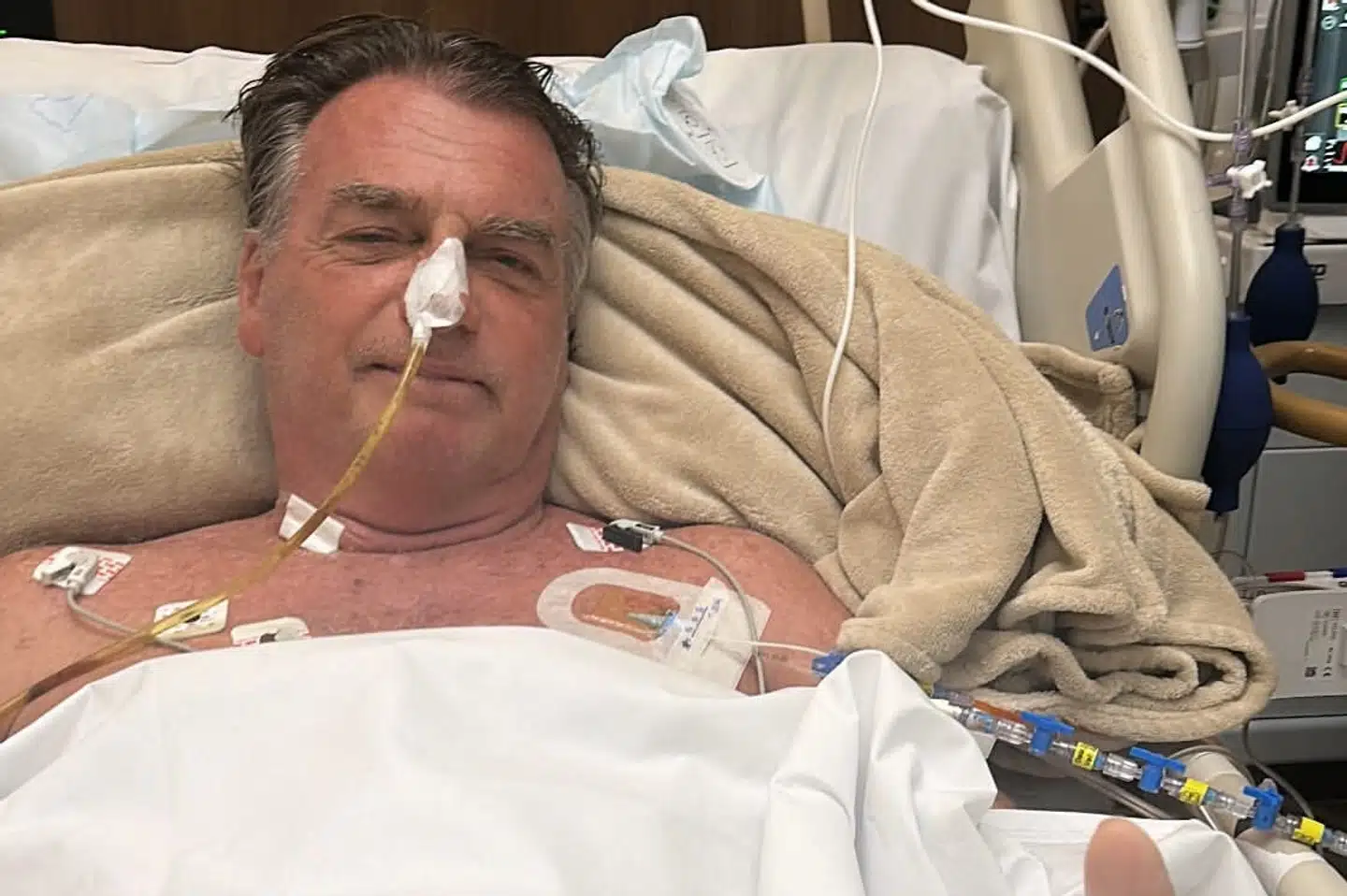 Brasiliens tidligere præsident Jair Bolsonaro har lagt et billede op på sine sociale medier, efter at han tidligere i april blev opereret i maven. Torsdag har han angiveligt fået det værre, lige efter at han blev præsenteret for en stævning. (Arkivfoto)