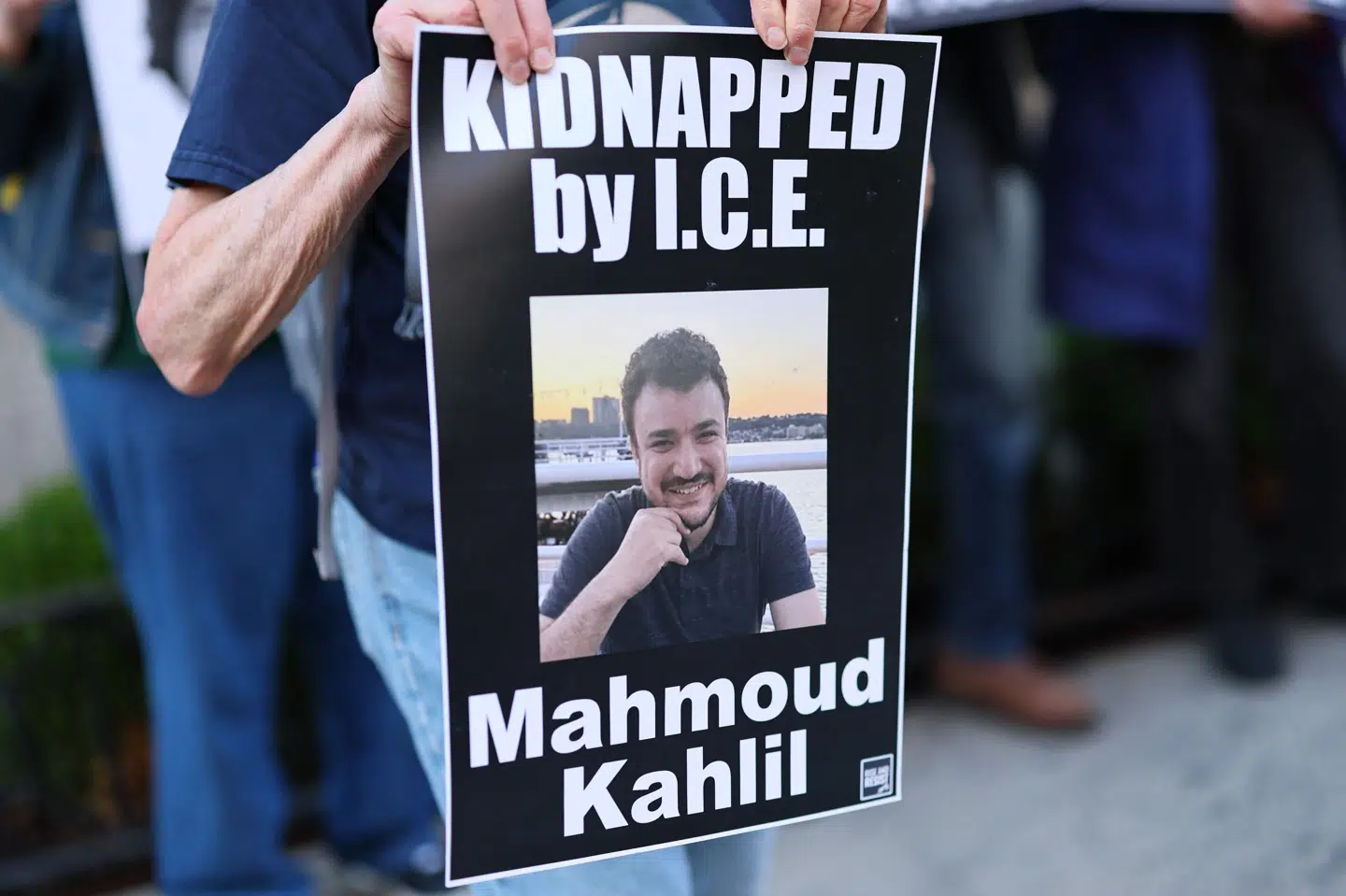 En demonstrant holder et skilt af den Columbia-studerende Mahmoud Khalil, som er i de amerikanske grænsemyndighedernes varetægt. (Arkivfoto).