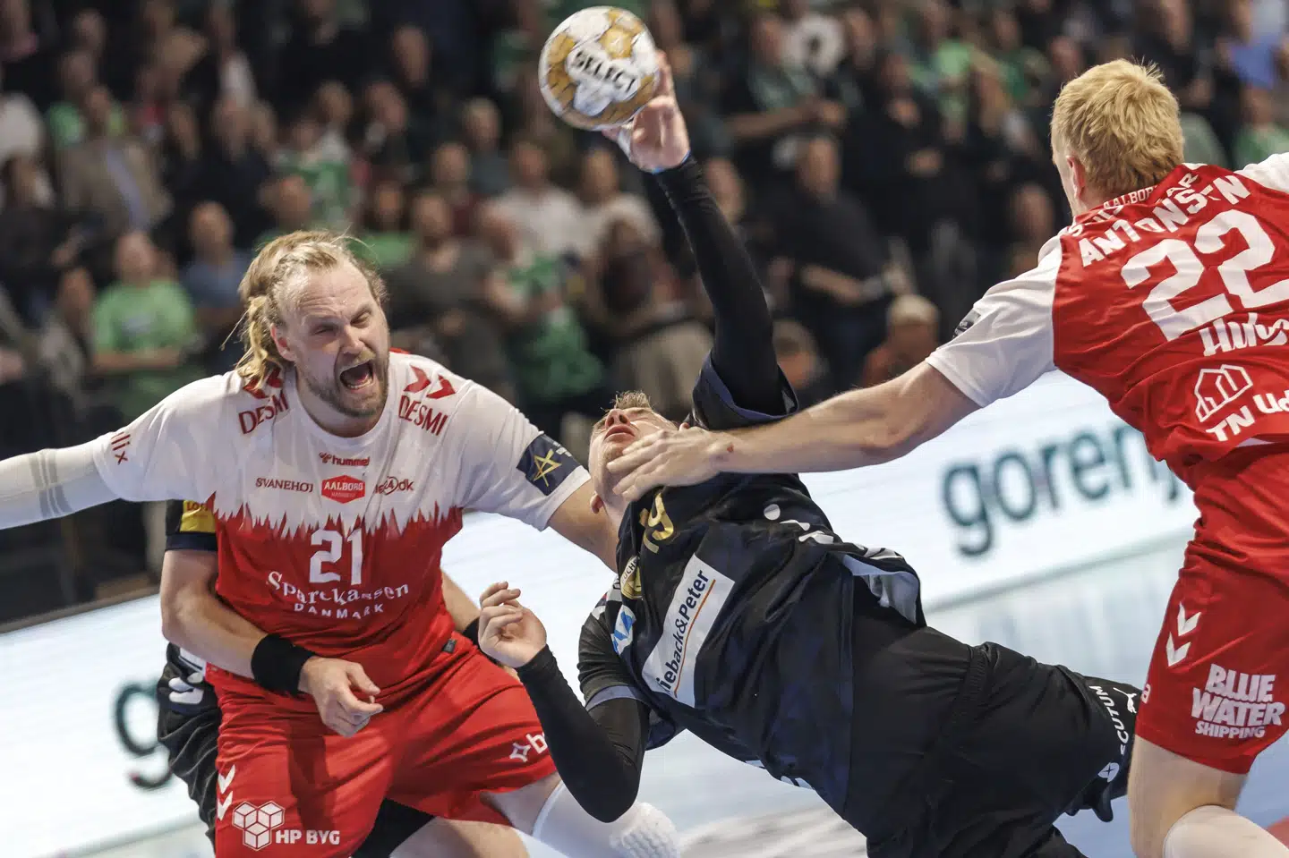 Mathias Gidsel var ikke til at stoppe, da Füchse Berlin slog Aalborg i Champions League-kvartfinale. Her er det Henrik Møllgaard (tv.) og René Antonsen, der giver det et forsøg.