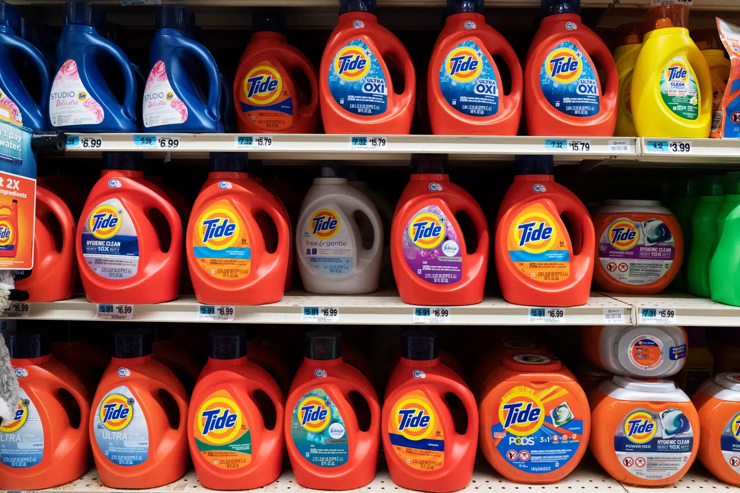 Her ses flasker med Tide-vaskemiddel fra Procter & Gamble