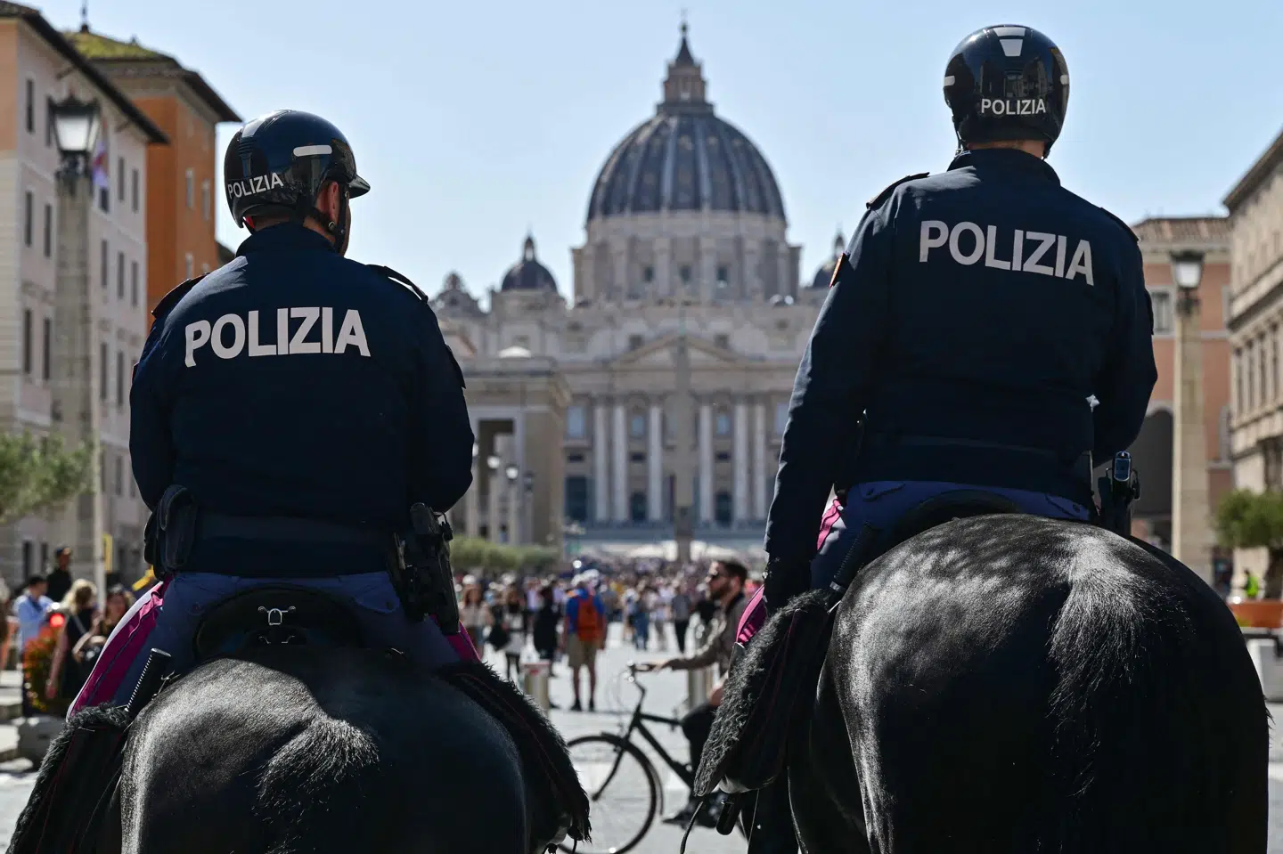 Italiensk politi patruljerer blandt andet på hest ved Peterskirken i Rom op til og under begravelsen.