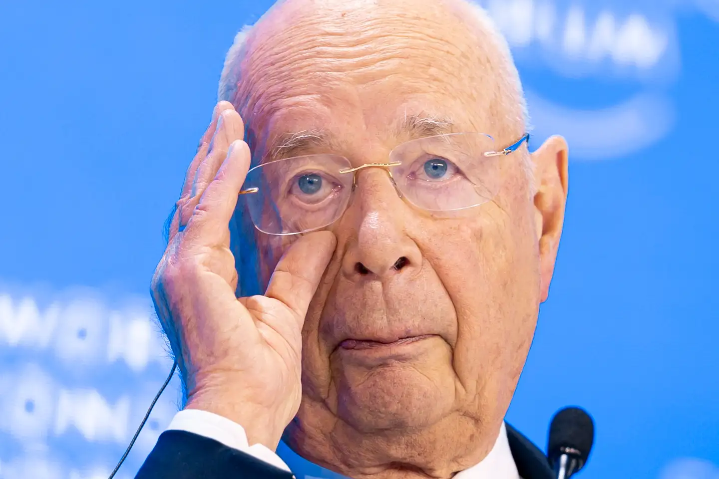 Klaus Schwab var i 55 år frontfigur i World Economic Forum, som han var med til at stifte. I påsken trak han sig efter grove anklager om misbrug af økonomiske midler. Det bakker intern undersøgelse nu op om validiteten af.