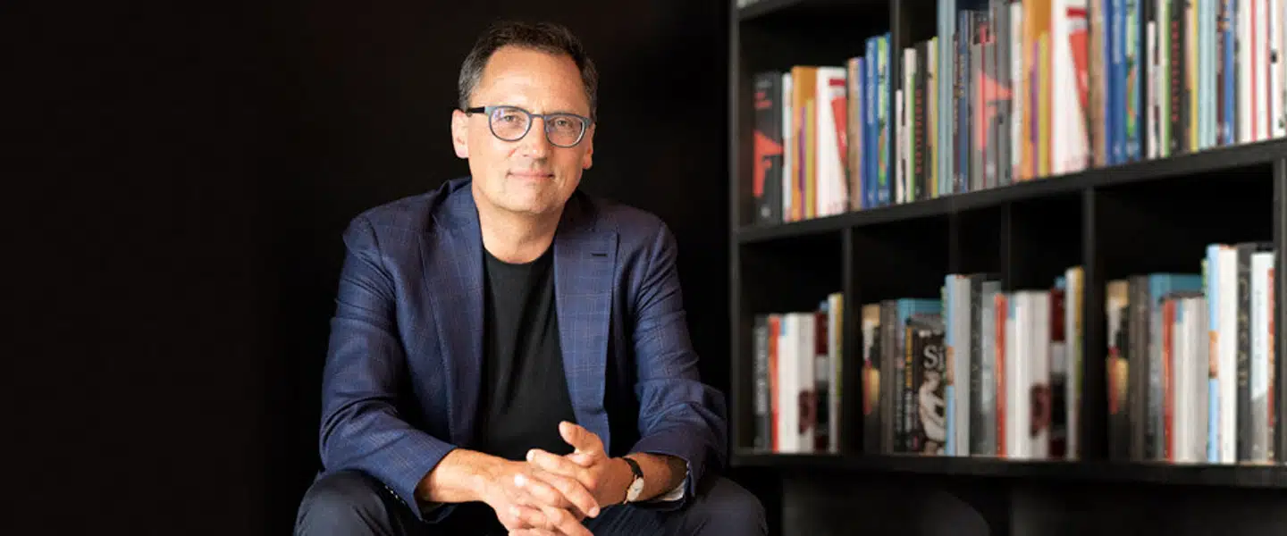 Morten Hesseldahl, der er tidligere direktør for forlaget Gyldendal, er igen aktuel med en spændingsroman. Denne gang i form af Mofibo-lydbogen »Våbenbror«.