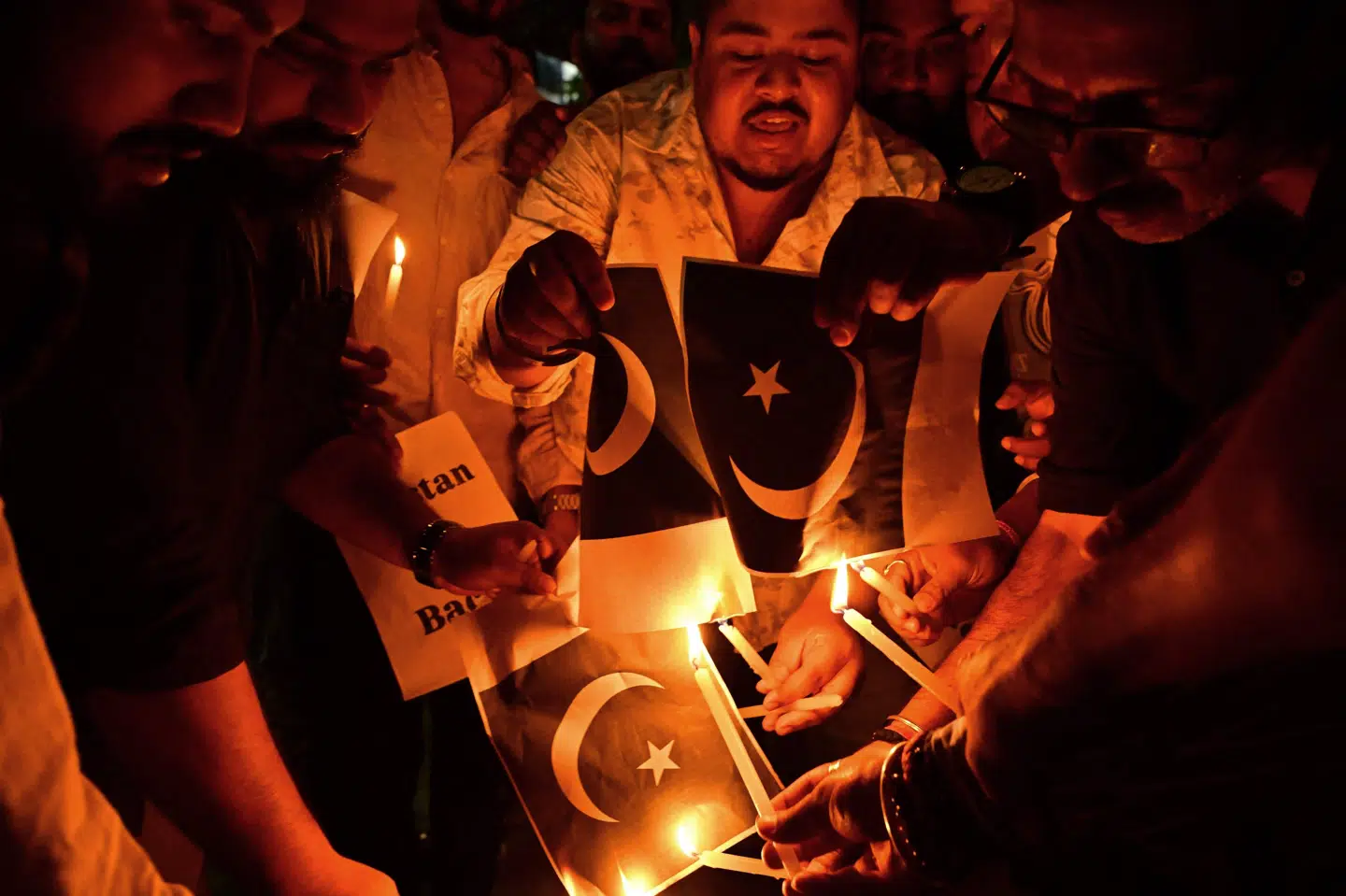 Demonstranter afbrænder pakistanske flag for at fordømme drabene på 26 turister i Kashmir. To formodede gerningsmænd er fra Pakistan. (Arkivfoto).