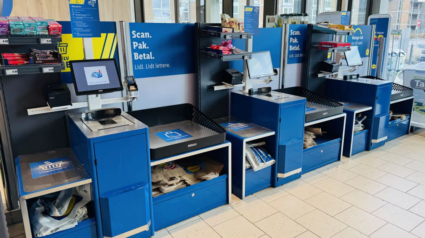 Imens en kæde som Lidl indfører scan-selv-kasser i flere og flere af deres butikker, går en engelsk supermarkedskæde nu i den modsatte retning.