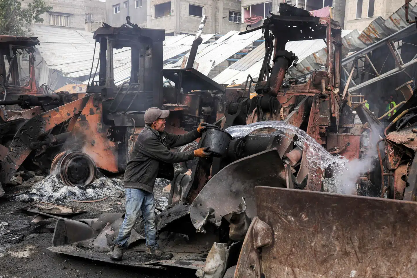 Jabalia blev også tidligere i denne uge angrebet. Efterfølgende forsøgte beboere at slukke en brand, der opstod efter angrebet.